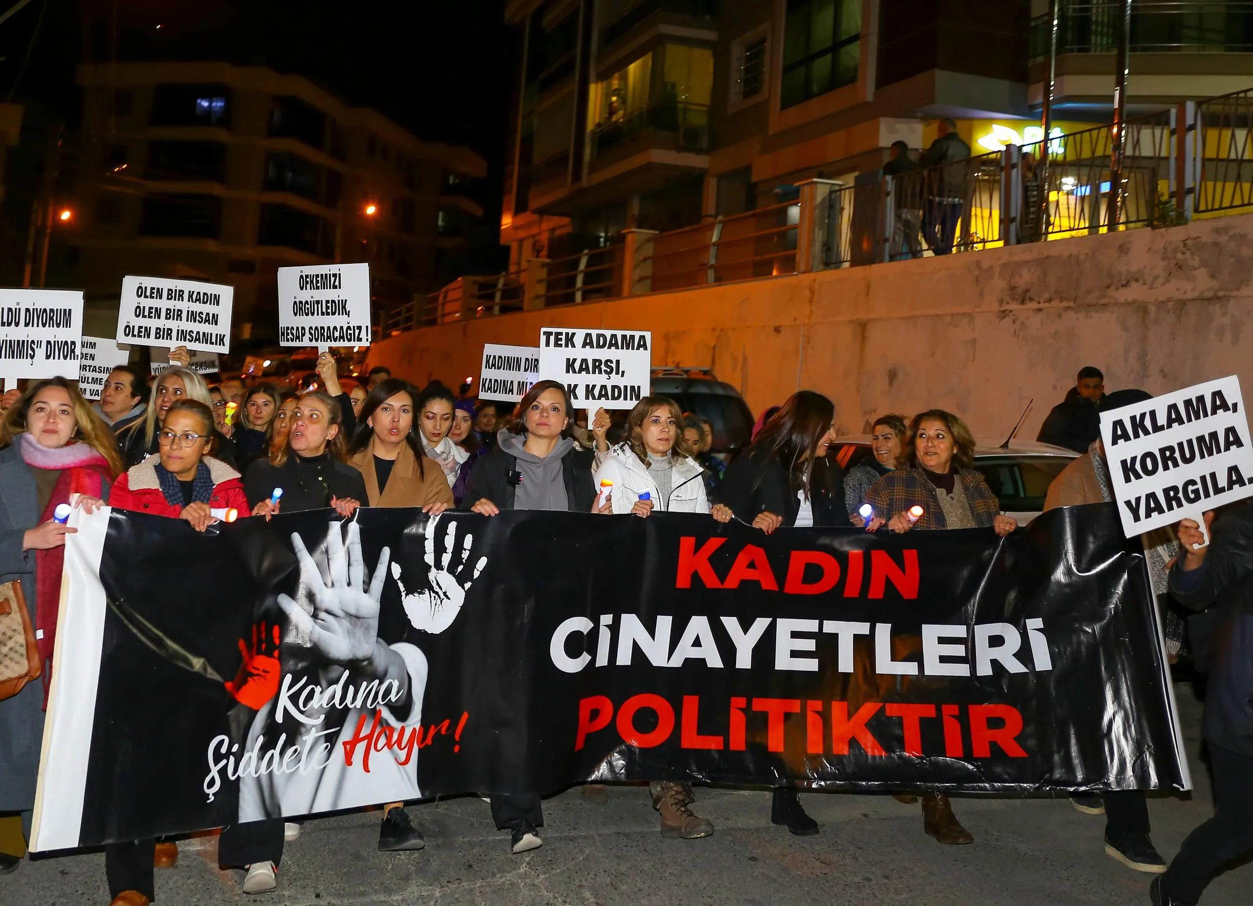 CHP İzmir İl Kadın Kolları'nın düzenlediği etkinlik, Karabağlar'da büyük katılımla gerçekleşti. Kadına yönelik şiddetle mücadele ve İstanbul Sözleşmesi için farkındalık oluşturuldu.