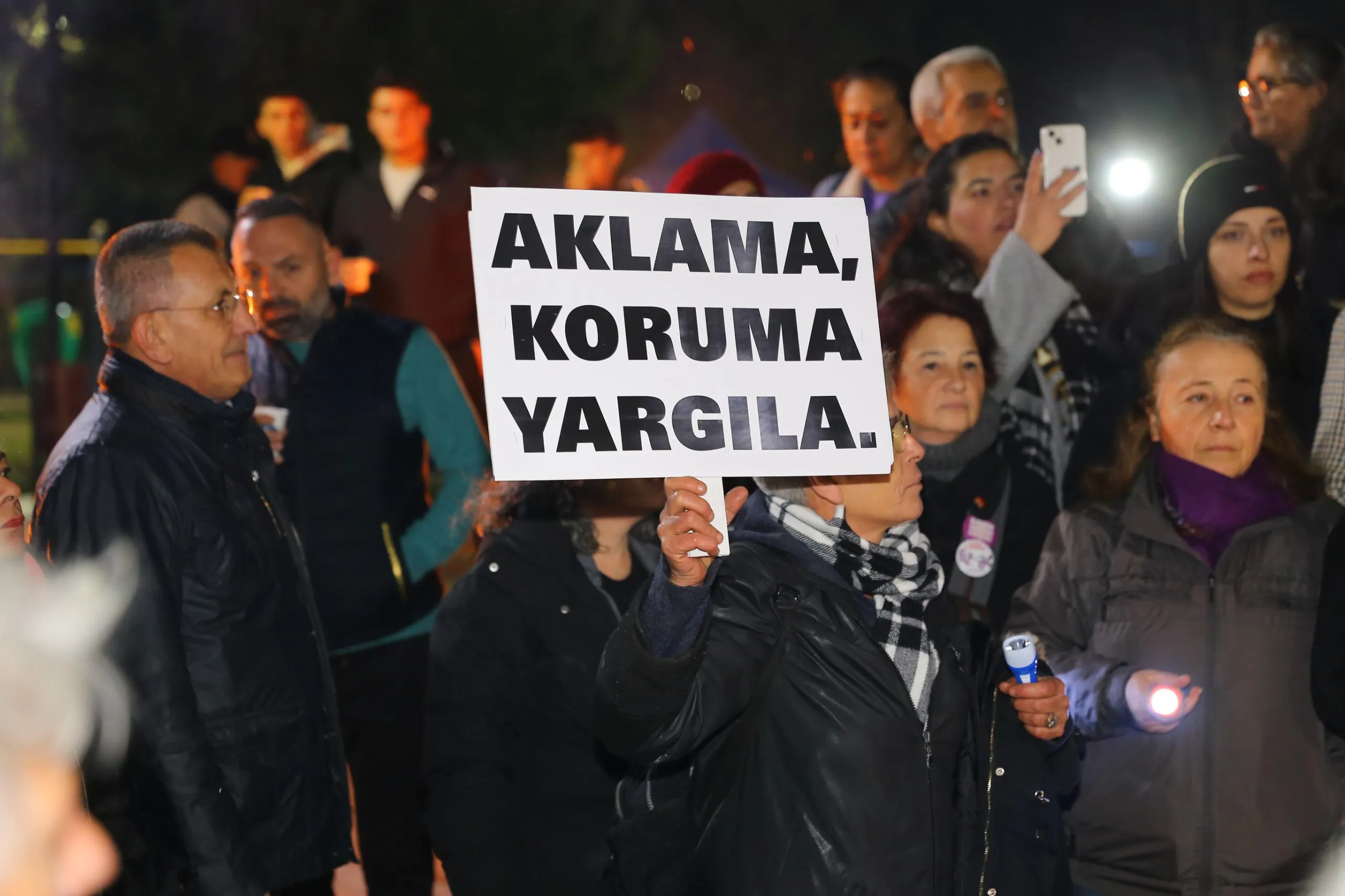 CHP İzmir İl Kadın Kolları'nın düzenlediği etkinlik, Karabağlar'da büyük katılımla gerçekleşti. Kadına yönelik şiddetle mücadele ve İstanbul Sözleşmesi için farkındalık oluşturuldu.