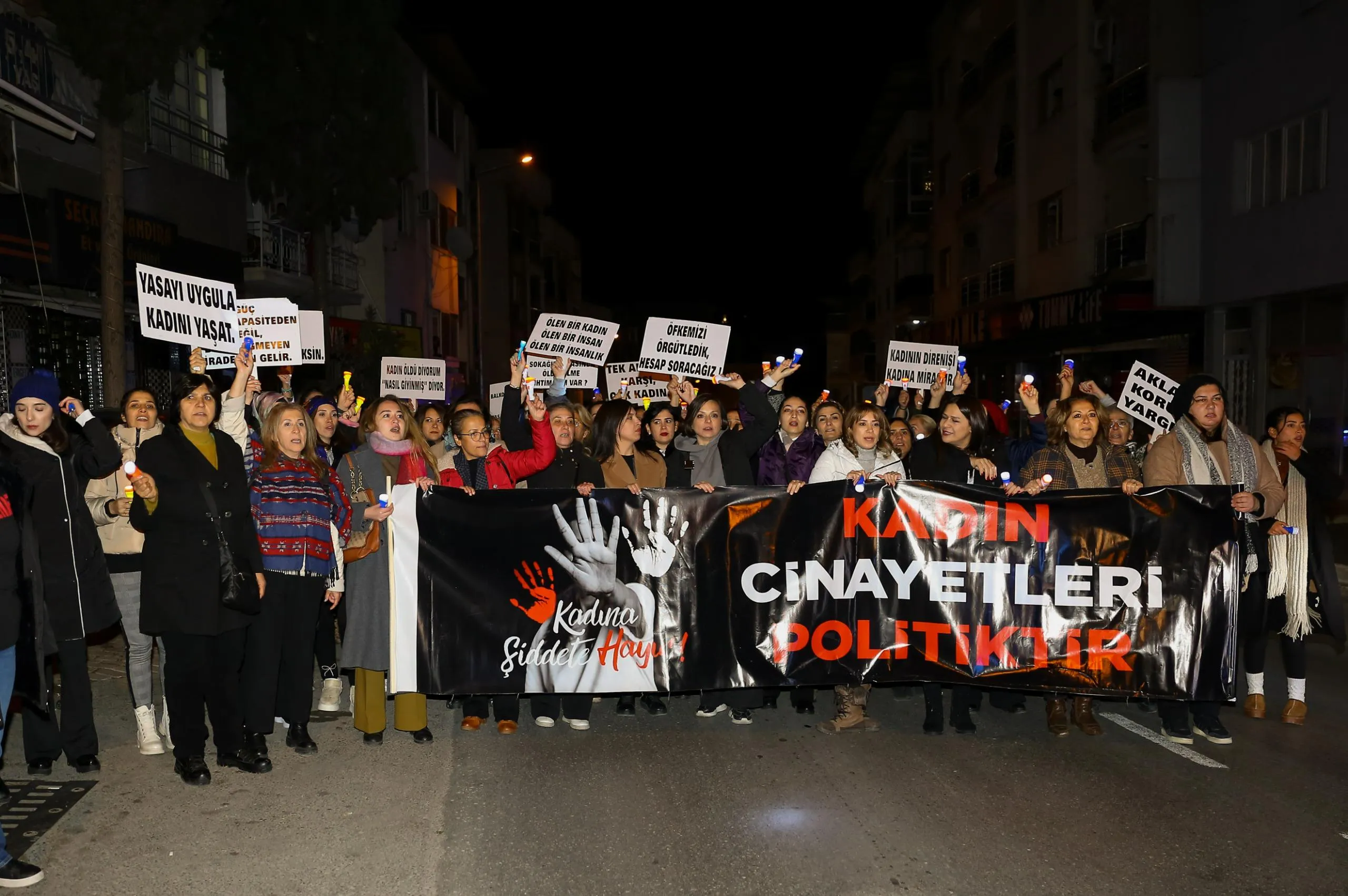 CHP İzmir İl Kadın Kolları'nın düzenlediği etkinlik, Karabağlar'da büyük katılımla gerçekleşti. Kadına yönelik şiddetle mücadele ve İstanbul Sözleşmesi için farkındalık oluşturuldu.