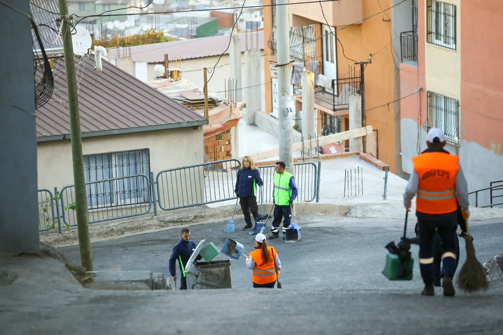 Karabağlar Belediyesi, İzmir Büyükşehir Belediyesi ile iş birliğiyle temizlik seferberliği başlattı. Mahallelerde sürdürülen çalışmalar, çevre düzenlemesi ve geri dönüşümle destekleniyor.