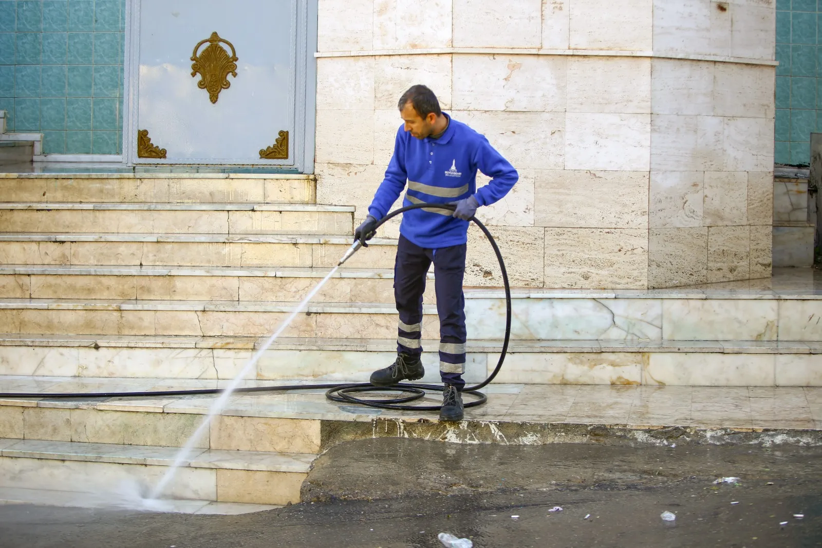 Karabağlar Belediyesi, İzmir Büyükşehir Belediyesi ile iş birliğiyle temizlik seferberliği başlattı. Mahallelerde sürdürülen çalışmalar, çevre düzenlemesi ve geri dönüşümle destekleniyor.