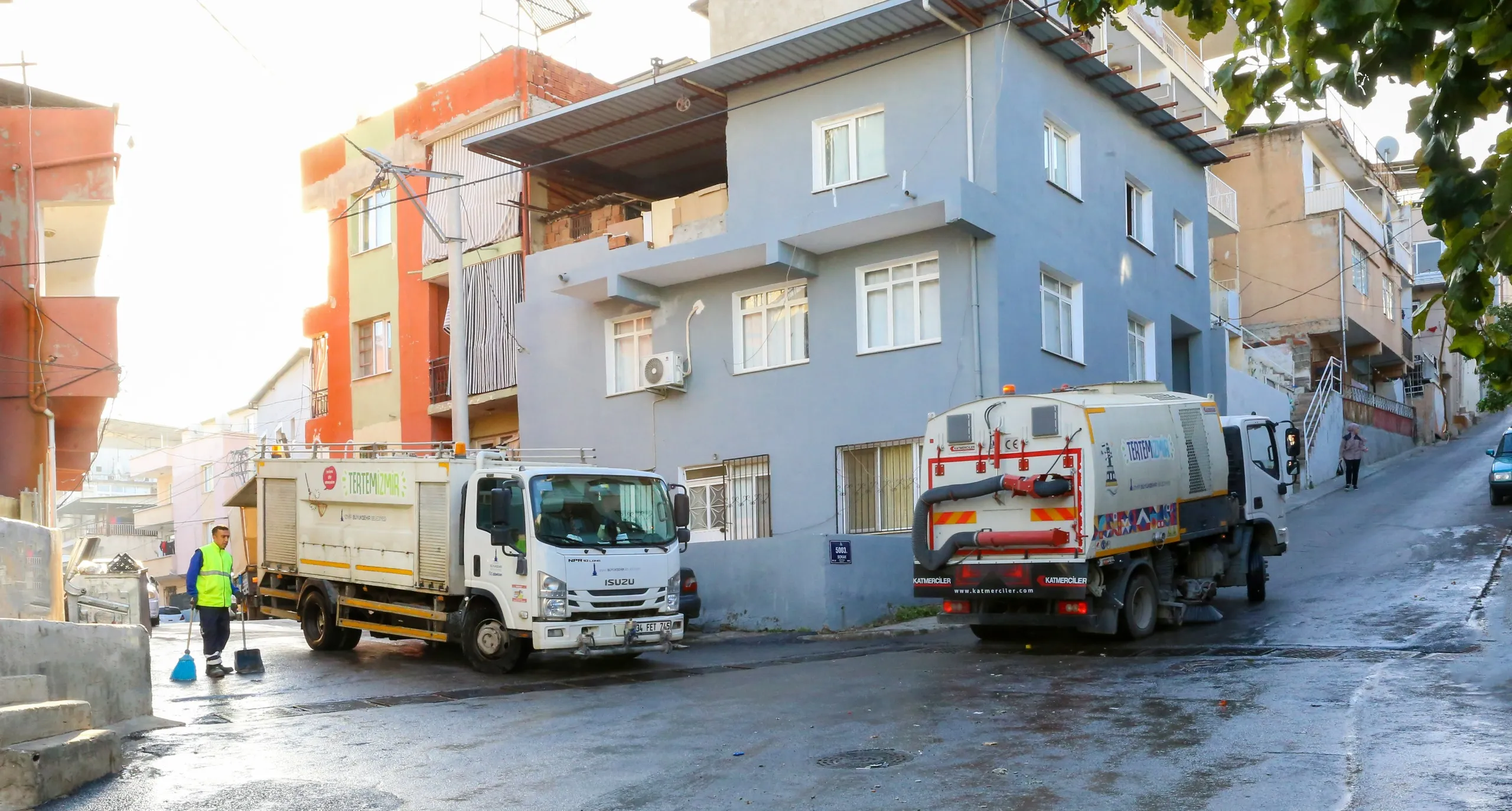 Karabağlar Belediyesi, İzmir Büyükşehir Belediyesi ile iş birliğiyle temizlik seferberliği başlattı. Mahallelerde sürdürülen çalışmalar, çevre düzenlemesi ve geri dönüşümle destekleniyor.