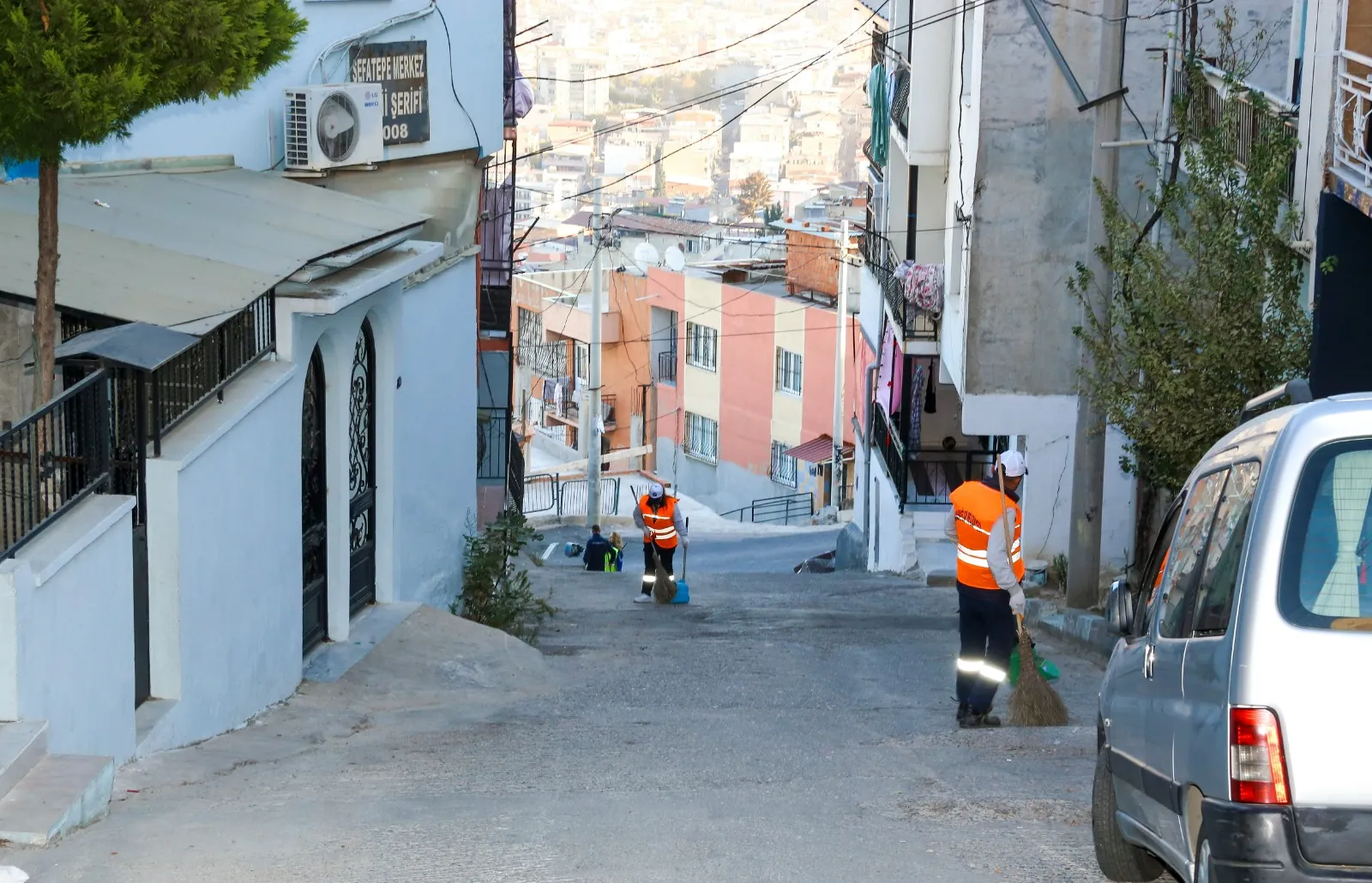 Karabağlar Belediyesi, İzmir Büyükşehir Belediyesi ile iş birliğiyle temizlik seferberliği başlattı. Mahallelerde sürdürülen çalışmalar, çevre düzenlemesi ve geri dönüşümle destekleniyor.