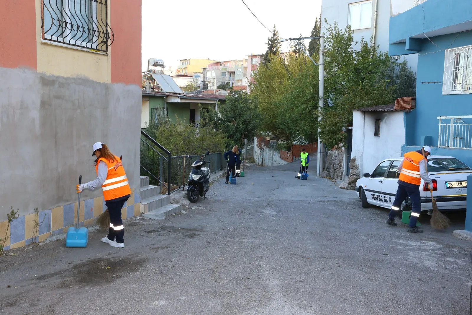 Karabağlar Belediyesi, İzmir Büyükşehir Belediyesi ile iş birliğiyle temizlik seferberliği başlattı. Mahallelerde sürdürülen çalışmalar, çevre düzenlemesi ve geri dönüşümle destekleniyor.