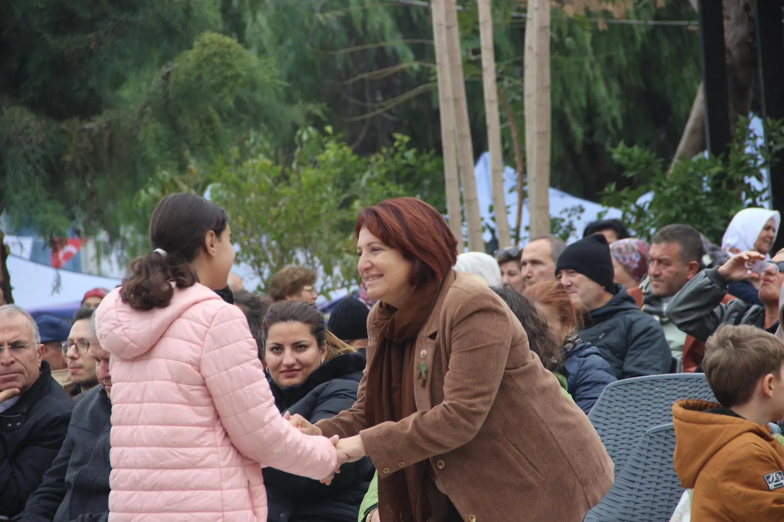 İzmir Karaburun'da düzenlenen 1. Furma Zeytin Festivali, zeytin kültürünü tanıtarak bölgenin küresel markalaşma yolundaki ilk adımlarını attı. Belediye başkanları ve uzmanlar katıldı.