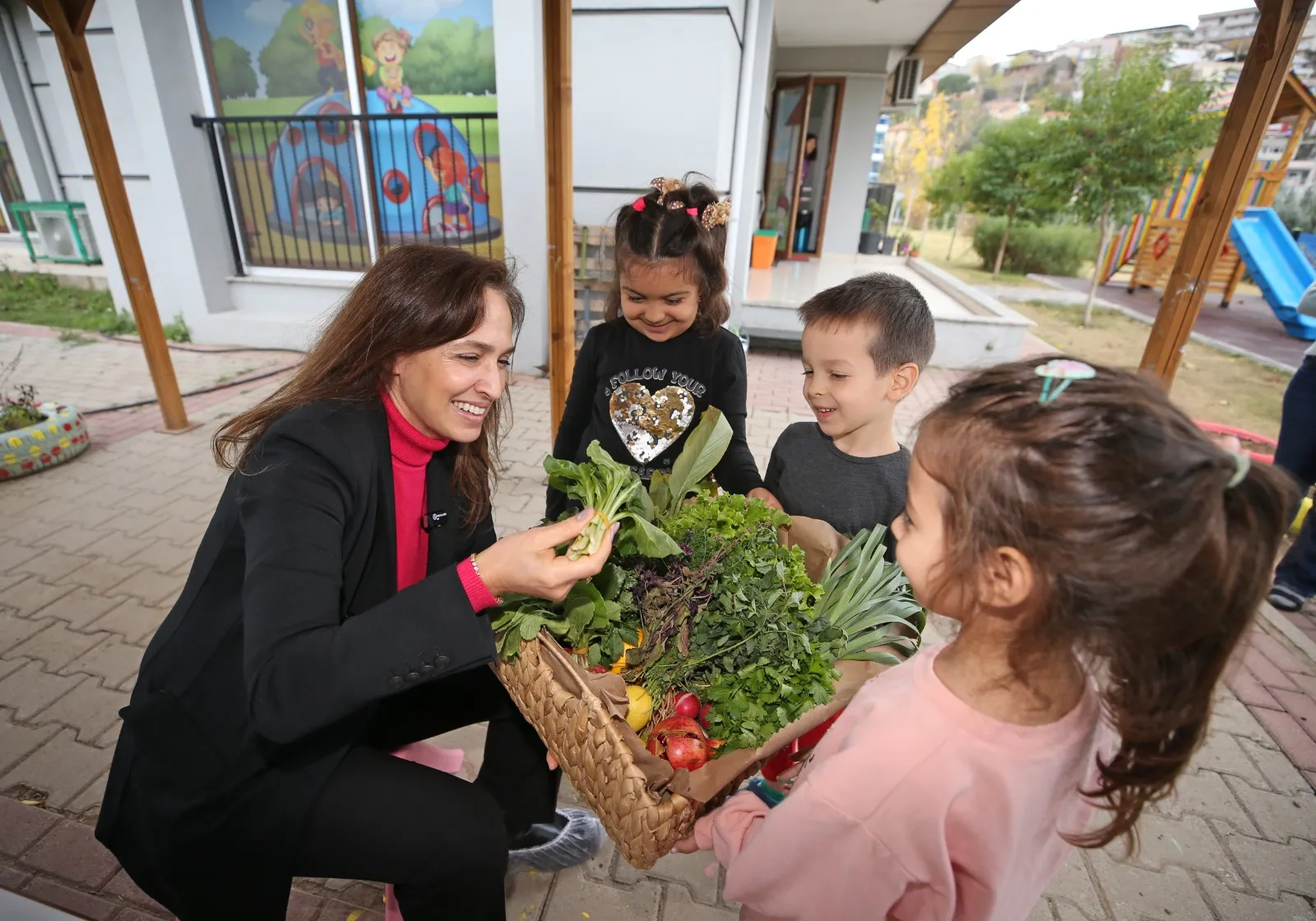 Karşıyaka Belediye Başkanı Yıldız Ünsal, minik öğrencilerin arasında unutulmaz anlar yaşadı. Anaokullarını ziyaret eden Ünsal, çocuklarla oyun oynadı, onların hazırladığı hediyeleri kabul etti.