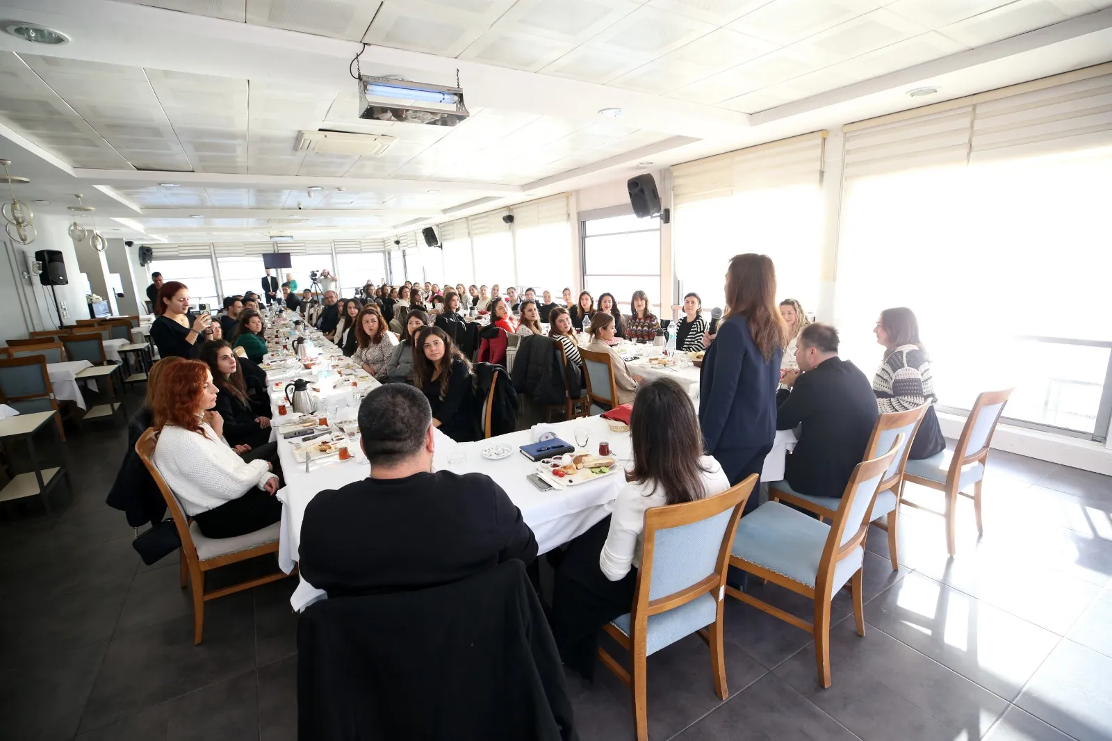 Karşıyaka Belediye Başkanı Yıldız Ünsal, öğretmenlerin önemini bir kez daha vurguladı. Öğretmenler Günü'nde öğretmenlerle bir araya gelen Ünsal, onların emeklerine teşekkür etti.