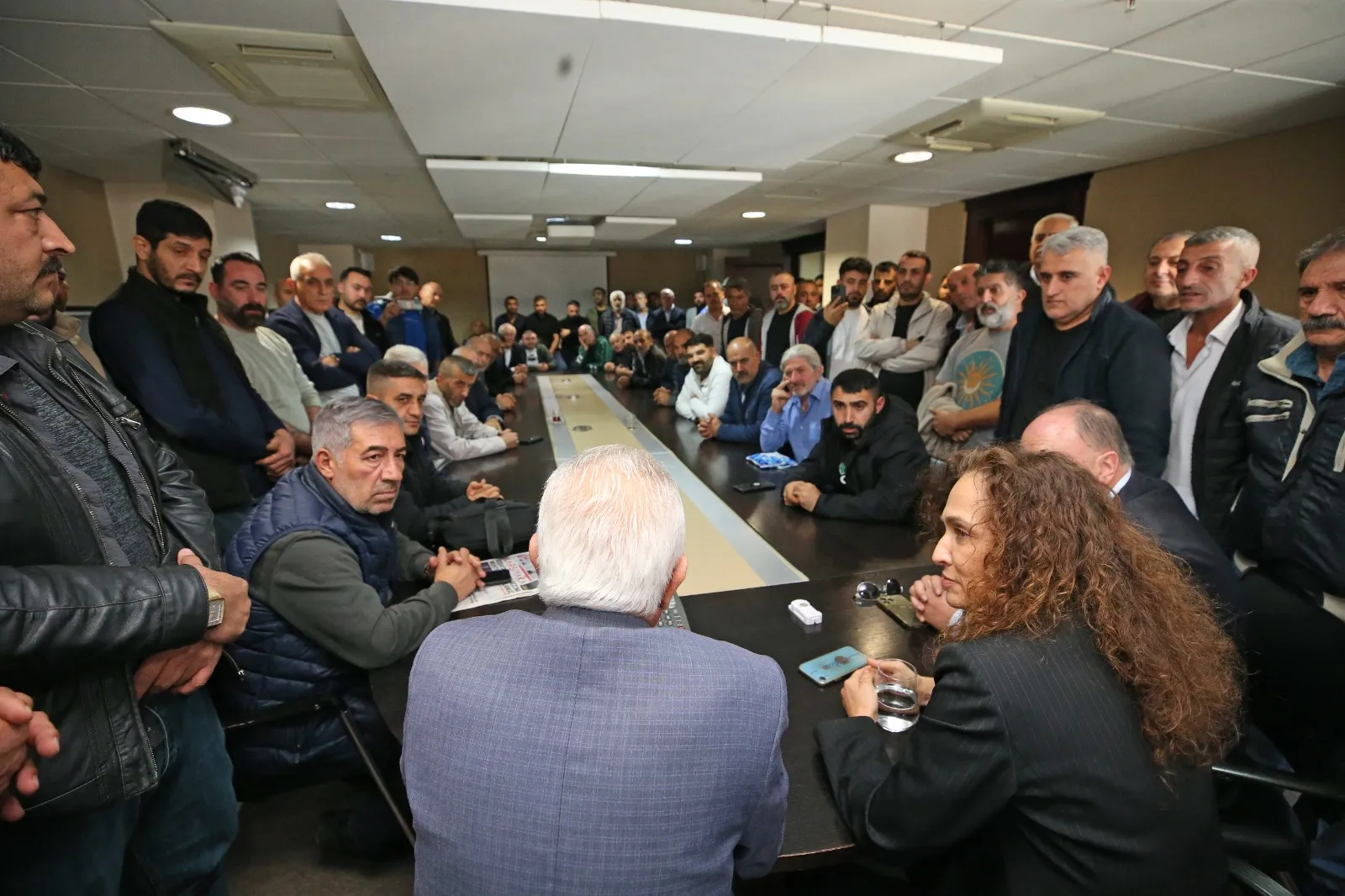 Karşıyaka Belediye Başkanı Yıldız Ünsal, pazarcı esnafıyla bir araya gelerek pazar yerlerindeki sorunları dinledi ve çözüm önerileri üzerinde görüş alışverişinde bulundu.