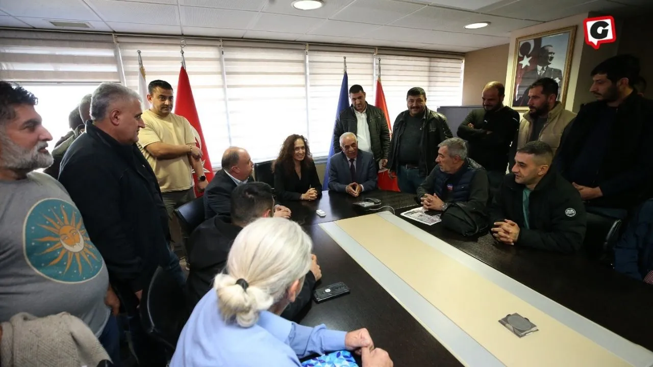 Karşıyaka Belediye Başkanı Ünsal, Pazarcı Esnafı ile Bir Araya Gelerek İhtiyaçları Dinledi