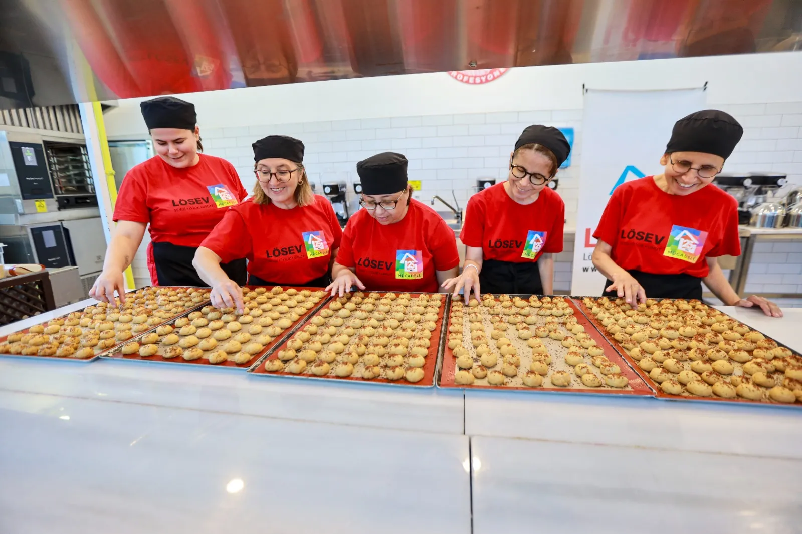 Karşıyaka Belediyesi Cordelion Mutfak Sanatları Merkezi, Lösemili Çocuklar Haftası'nda LÖSEV gönüllüleriyle 500 çocuk için ikramlar hazırladı. Başkan Yıldız Ünsal, "Umudu birlikte büyütüyoruz" dedi.