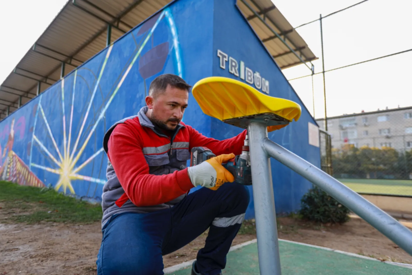 Karşıyaka Belediyesi, bir ayda 100'den fazla parkı yenileyerek daha güvenli ve konforlu hale getirdi. Spor sahalarından kent mobilyalarına, her ayrıntı modern bir dokunuşla ele alındı.