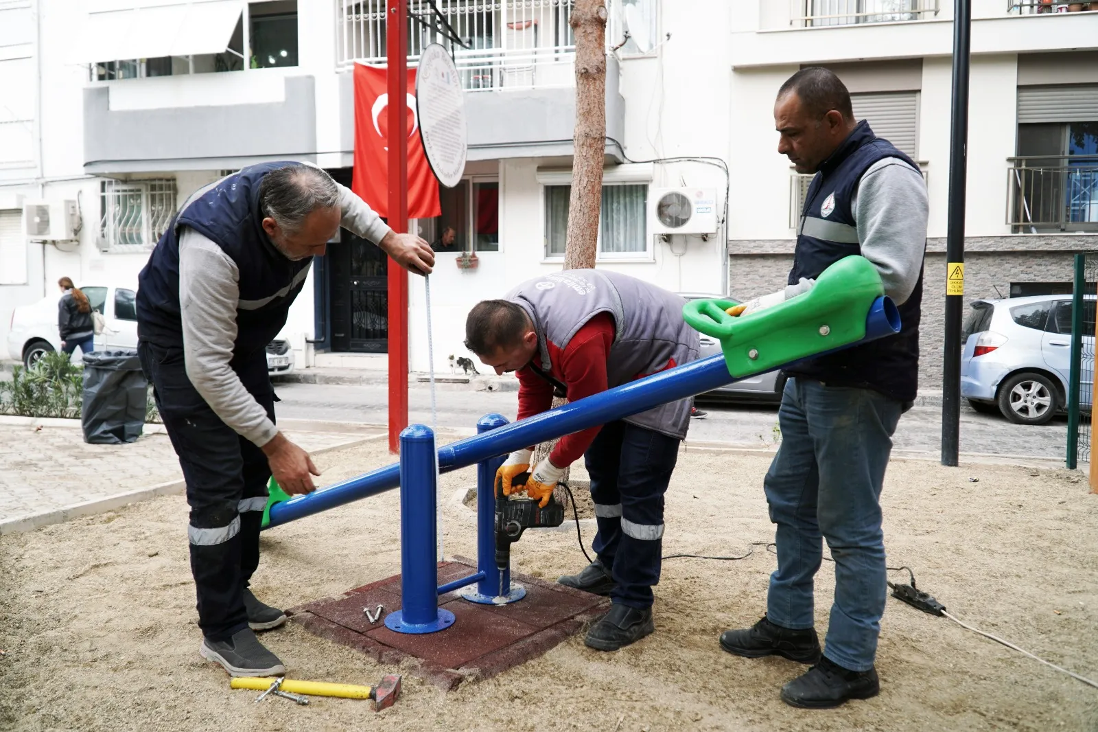 Karşıyaka Belediyesi, bir ayda 100'den fazla parkı yenileyerek daha güvenli ve konforlu hale getirdi. Spor sahalarından kent mobilyalarına, her ayrıntı modern bir dokunuşla ele alındı.