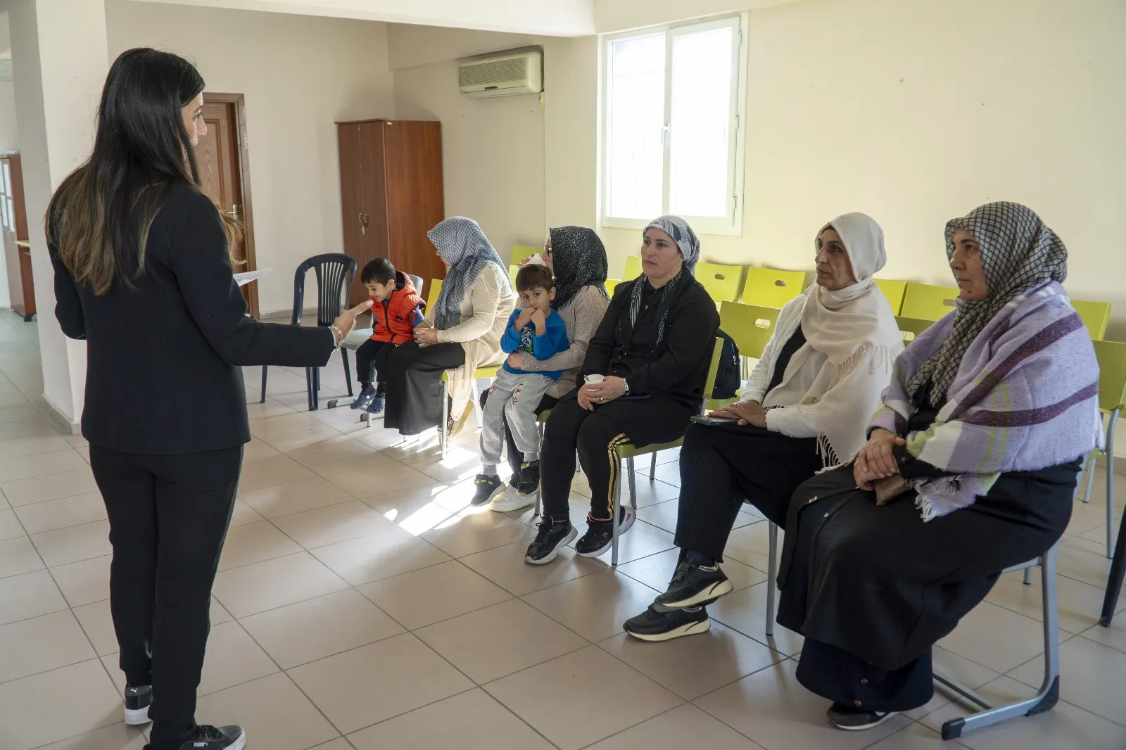 Karşıyaka Belediyesi ve AÇEV iş birliğiyle hayata geçen Anne Destek Programı, çocuk gelişiminden iletişim becerilerine kadar birçok konuda anneleri bilgilendirmeyi amaçlıyor.