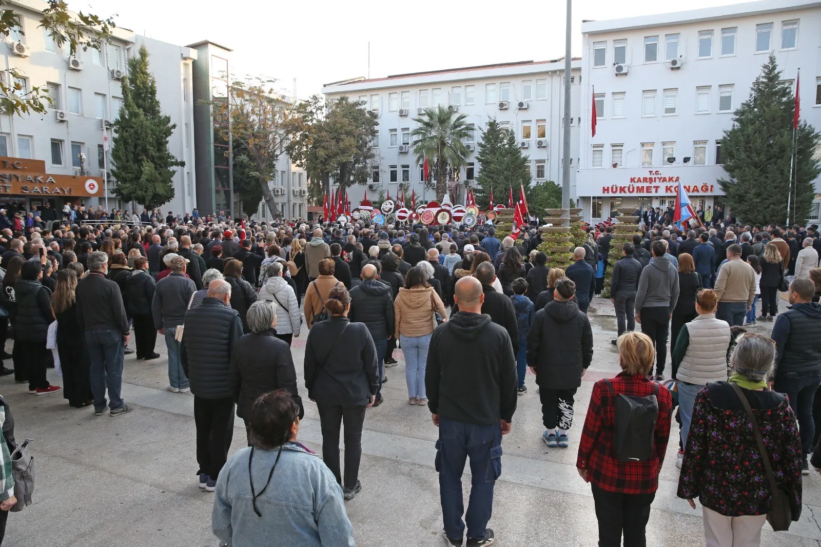 Karşıyaka'da, Atatürk'ün ebediyete intikalinin 86. yılında saygı duruşu yapıldı. Törende Başkan Ünsal, "Atatürk ölümsüzdür" diyerek Cumhuriyet'in değerlerini yaşatma sözü verdi.