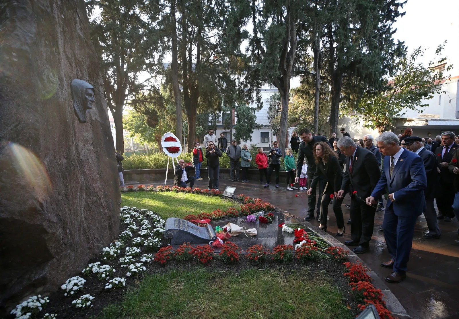 Karşıyaka'da, Atatürk'ün ebediyete intikalinin 86. yılında saygı duruşu yapıldı. Törende Başkan Ünsal, "Atatürk ölümsüzdür" diyerek Cumhuriyet'in değerlerini yaşatma sözü verdi.