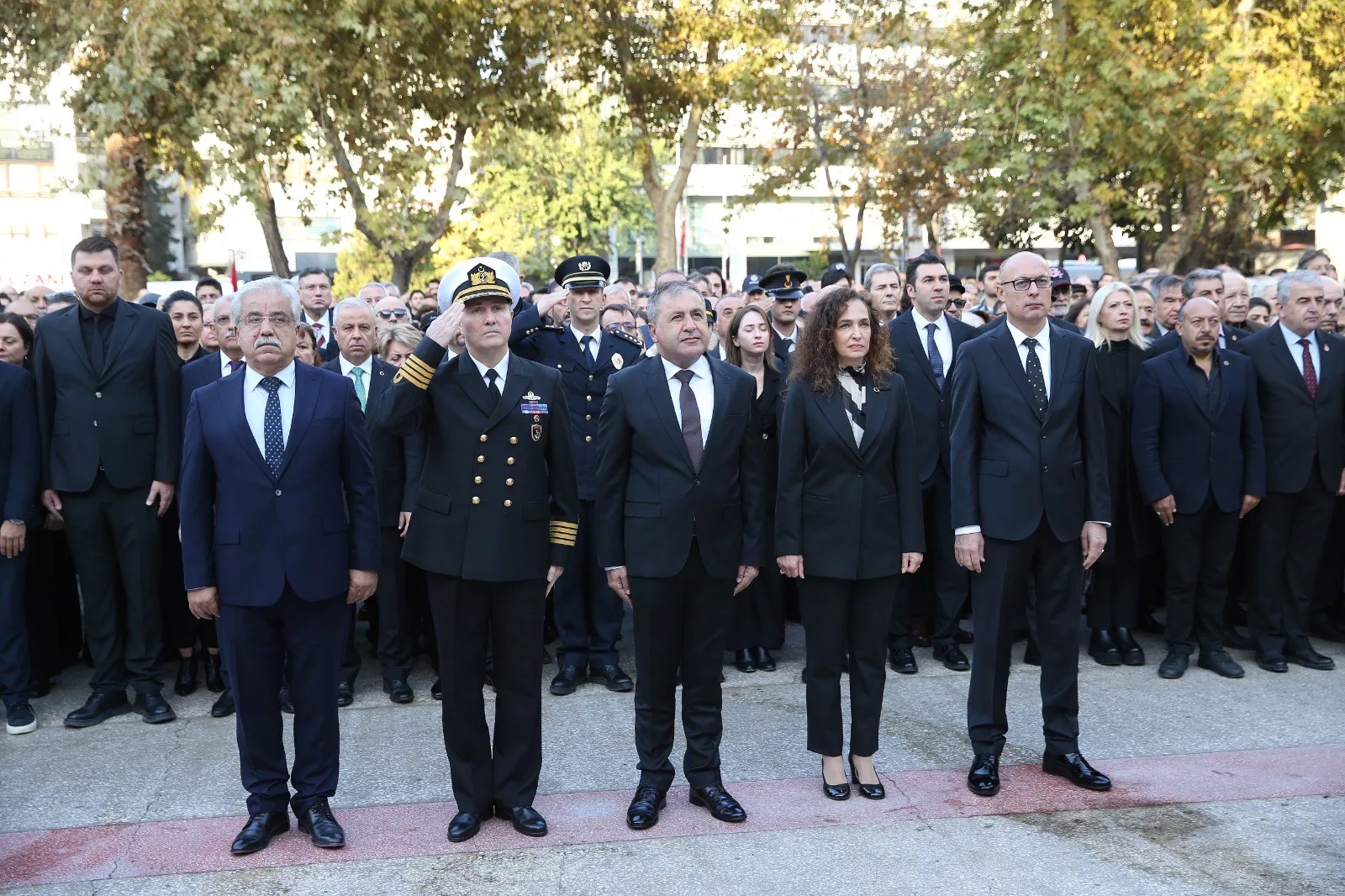 Karşıyaka'da, Atatürk'ün ebediyete intikalinin 86. yılında saygı duruşu yapıldı. Törende Başkan Ünsal, "Atatürk ölümsüzdür" diyerek Cumhuriyet'in değerlerini yaşatma sözü verdi.