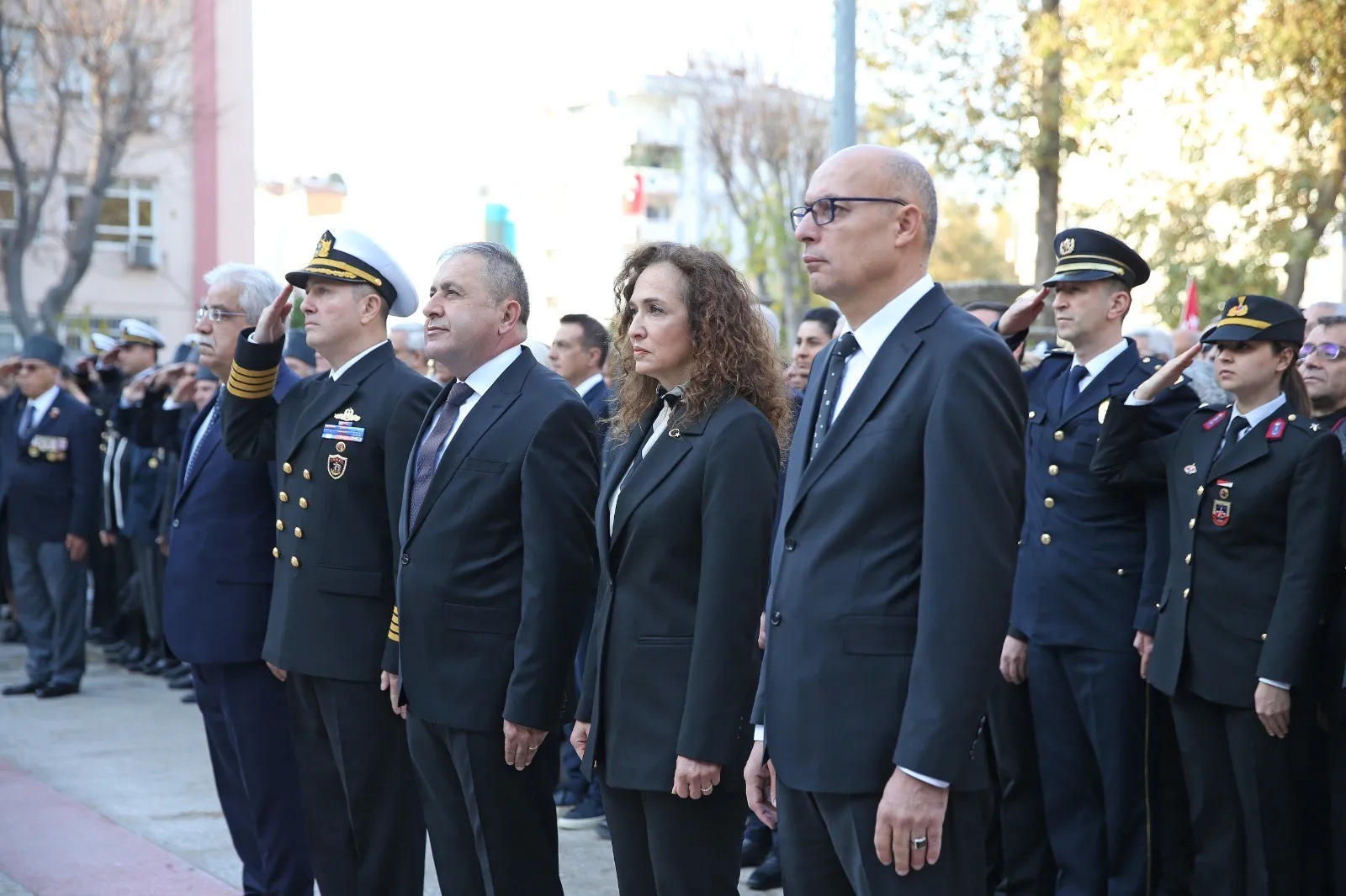 Karşıyaka'da, Atatürk'ün ebediyete intikalinin 86. yılında saygı duruşu yapıldı. Törende Başkan Ünsal, "Atatürk ölümsüzdür" diyerek Cumhuriyet'in değerlerini yaşatma sözü verdi.