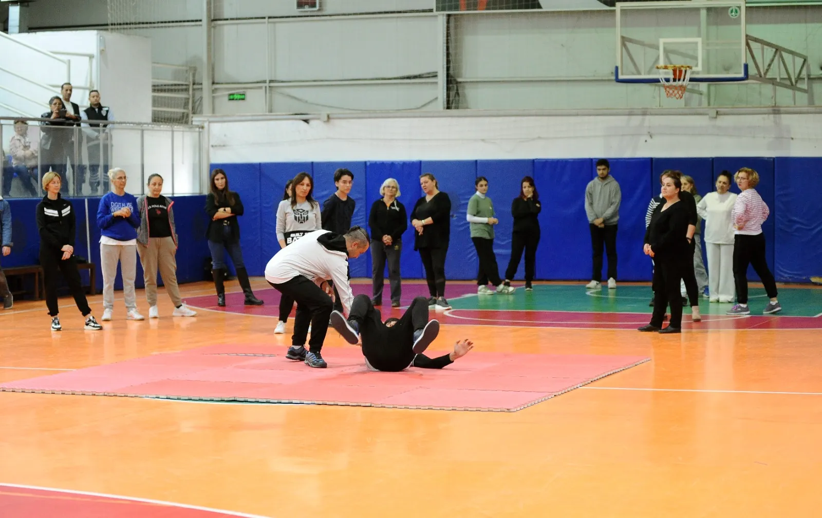 Karşıyaka Belediyesi, 25 Kasım Kadına Yönelik Şiddetle Mücadele Günü'nde kadınlara aikido eğitimi vererek şiddetle mücadeleye destek oldu.