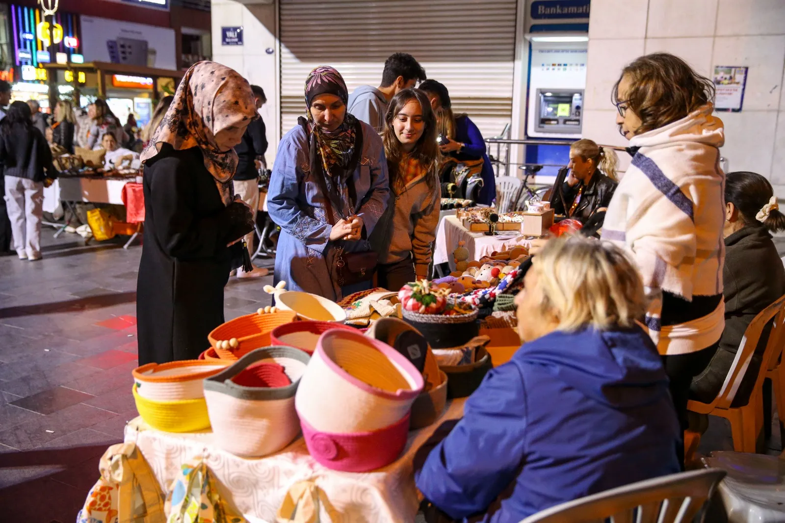 Karşıyaka Belediyesi'nin düzenlediği 'El Emeği Gece Pazarı', 4 ayda 160 kadın üreticiye kazanç sağladı. Başkan Ünsal, girişimci kadınların desteklenmeye devam edileceğini açıkladı.