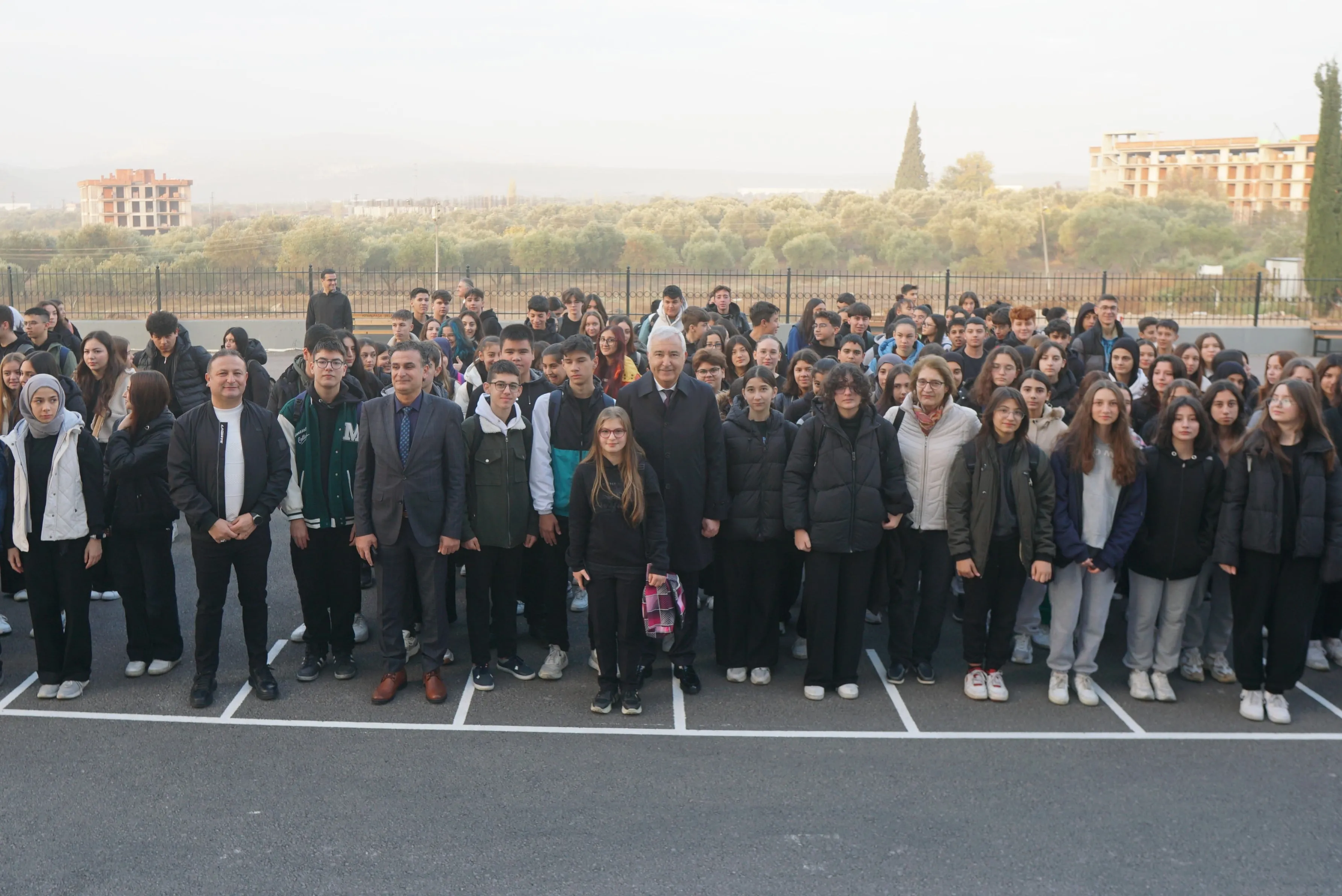 Kemalpaşa Belediye Başkanı Mehmet Türkmen’in oğlunun anısına yaptırdığı Hasan Türkmen Anadolu Lisesi, 22 derslik ve 300 öğrencisiyle eğitime başladı. Türkmen, öğrencilere başarılar diledi.