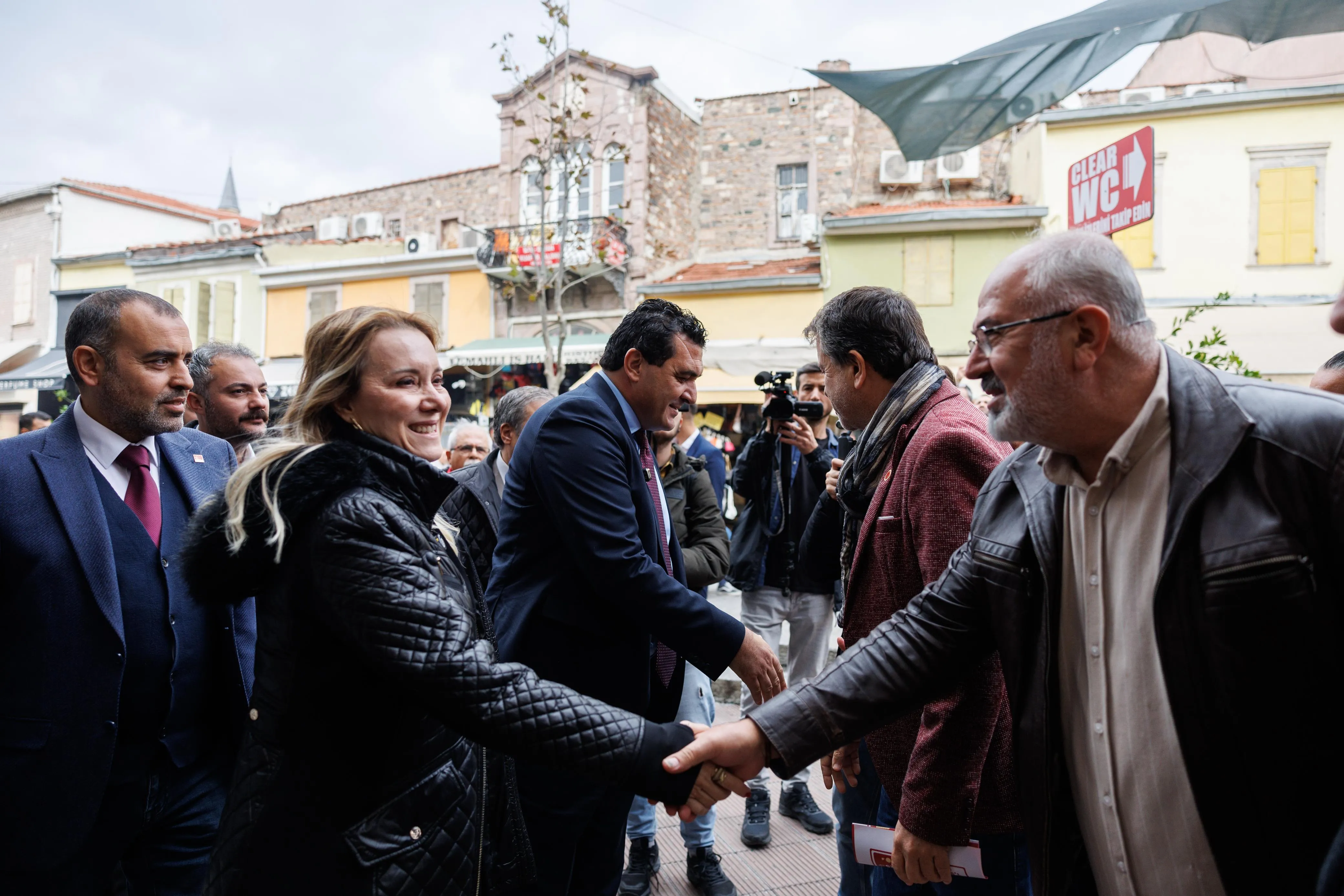 Konak Belediye Başkanı Mutlu ve CHP Genel Başkan Yardımcısı Karasu, esnaf ve vatandaşlarla buluşarak Kemeraltı'ndaki sorunları dinledi, Mutluluk Kahvesi'ne övgüde bulundular.