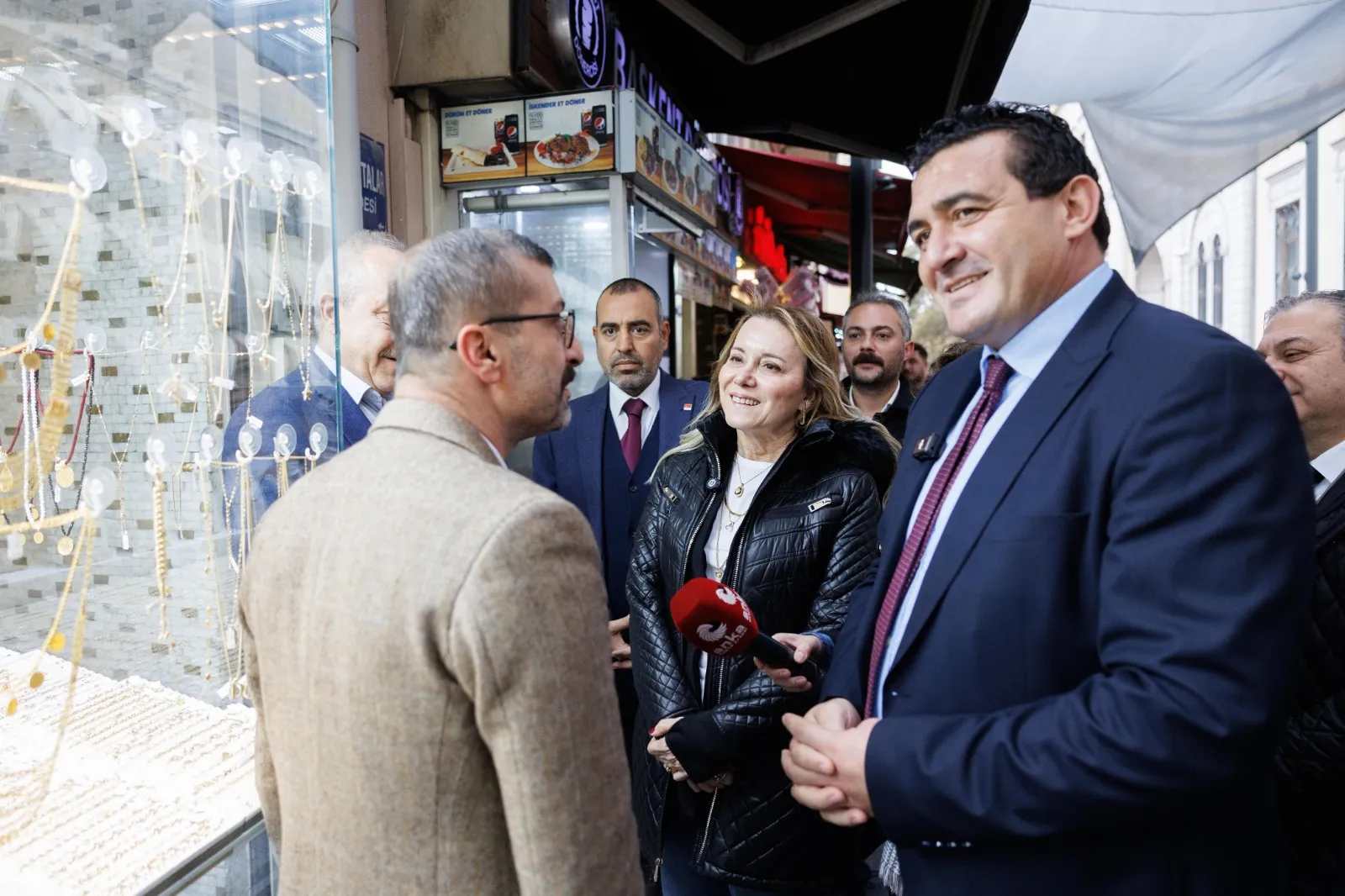 Konak Belediye Başkanı Mutlu ve CHP Genel Başkan Yardımcısı Karasu, esnaf ve vatandaşlarla buluşarak Kemeraltı'ndaki sorunları dinledi, Mutluluk Kahvesi'ne övgüde bulundular.