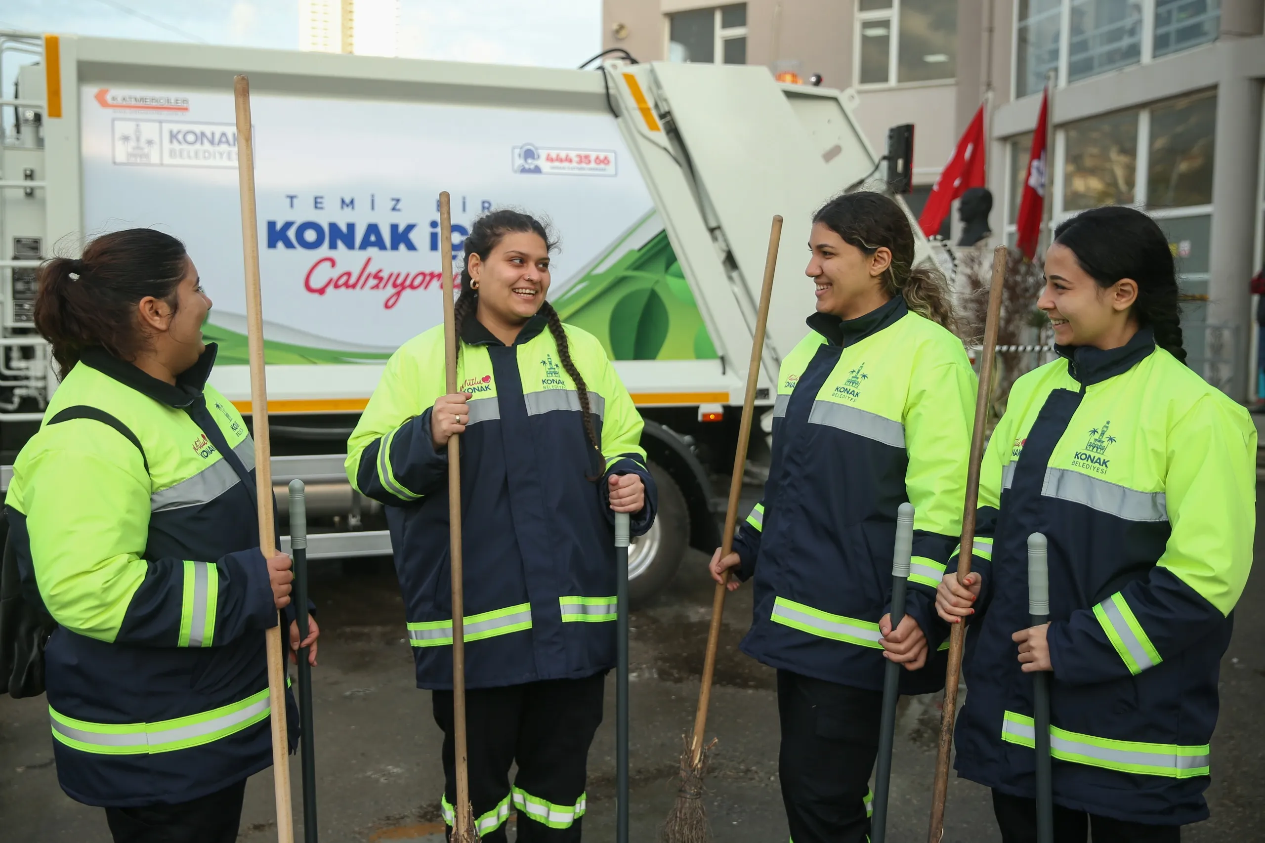 Konak Belediyesi, kadın emeğini güçlendirmek amacıyla 20 genç kadını temizlik işlerinde istihdam etti. Başkan Nilüfer Çınarlı Mutlu, toplumsal cinsiyet eşitliği için çalıştıklarını belirtti.