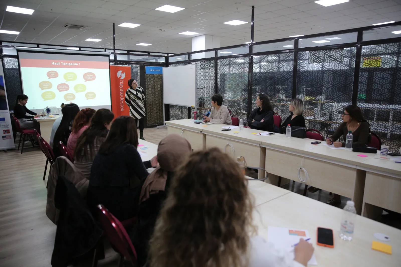 Konak Belediyesi, Mutlu Çocuklar Oyun Evleri'ndeki öğretmenlere yönelik düzenlediği "Çocuk Koruma ve Güvenliği" eğitimiyle çocuk hakları konusunda farkındalık yaratıyor.