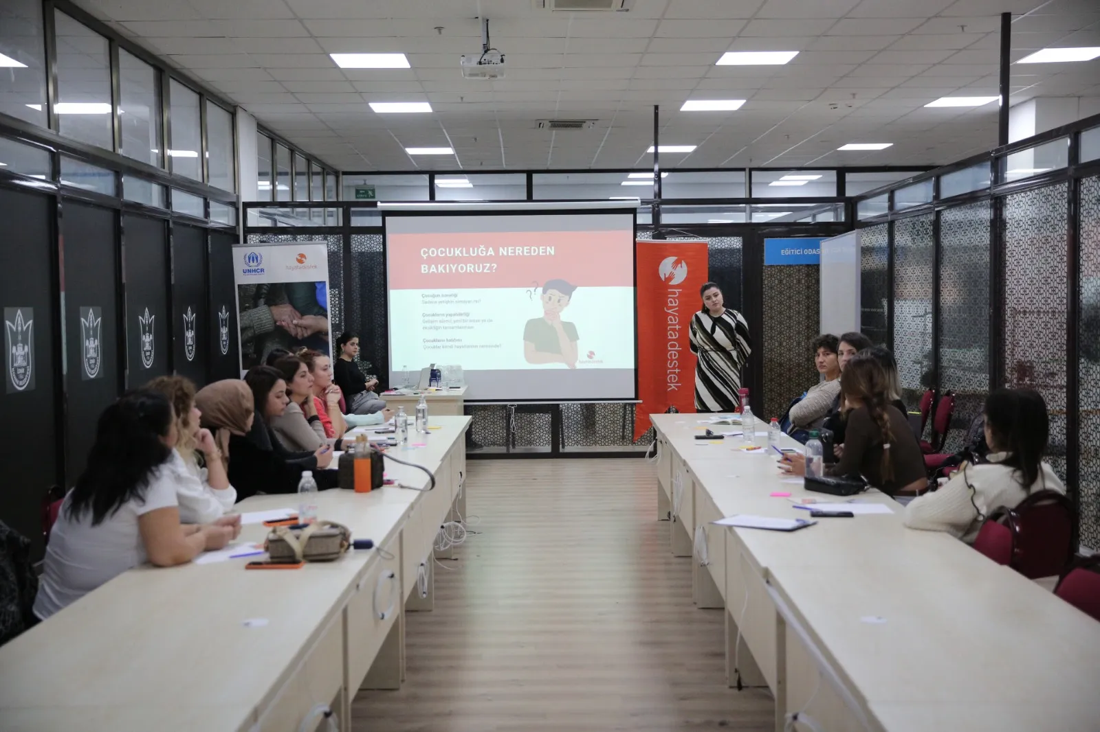 Konak Belediyesi, Mutlu Çocuklar Oyun Evleri'ndeki öğretmenlere yönelik düzenlediği "Çocuk Koruma ve Güvenliği" eğitimiyle çocuk hakları konusunda farkındalık yaratıyor.