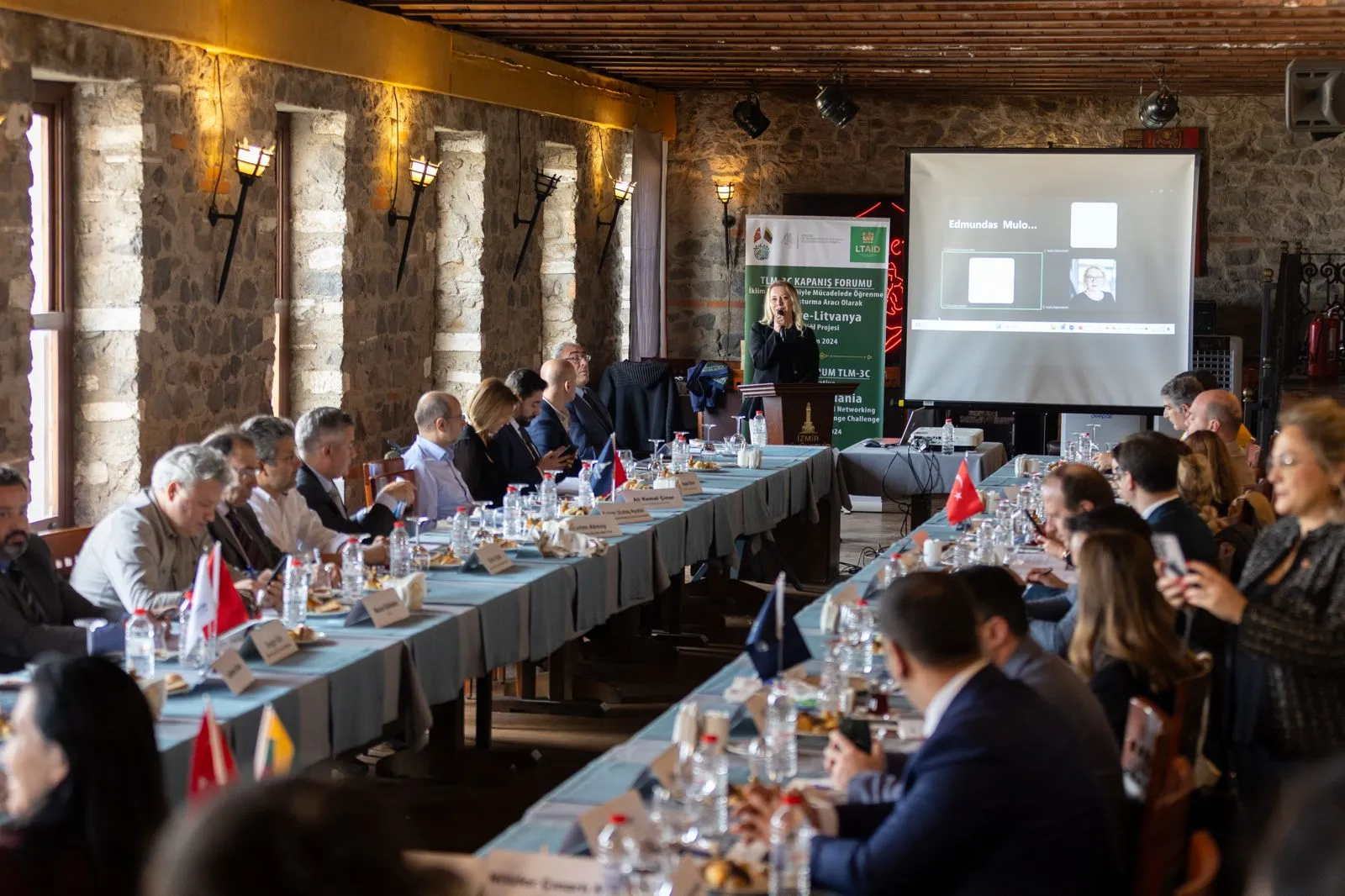 Konak Belediye Başkanı Nilüfer Çınarlı, İklim Değişikliğiyle Mücadele forumunda yaptığı konuşmada, kentin yeşil geleceği için sürdürdükleri çalışmalara değindi.