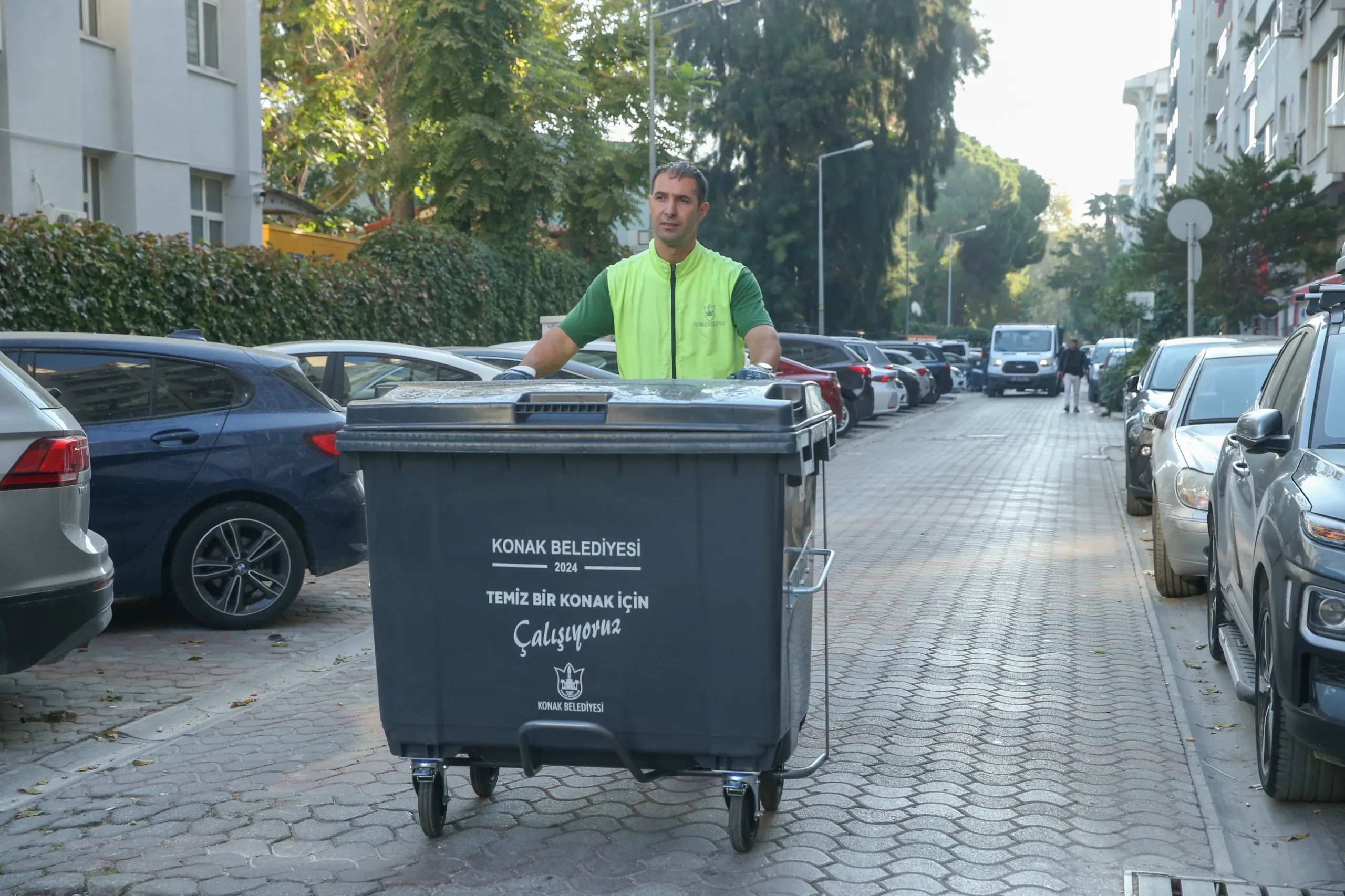 Konak Belediyesi, etkin temizlik hizmeti için 380 yeni çöp konteyneri yerleştirirken eski konteynerleri de yenileyerek yeniden kullanıma sunuyor.