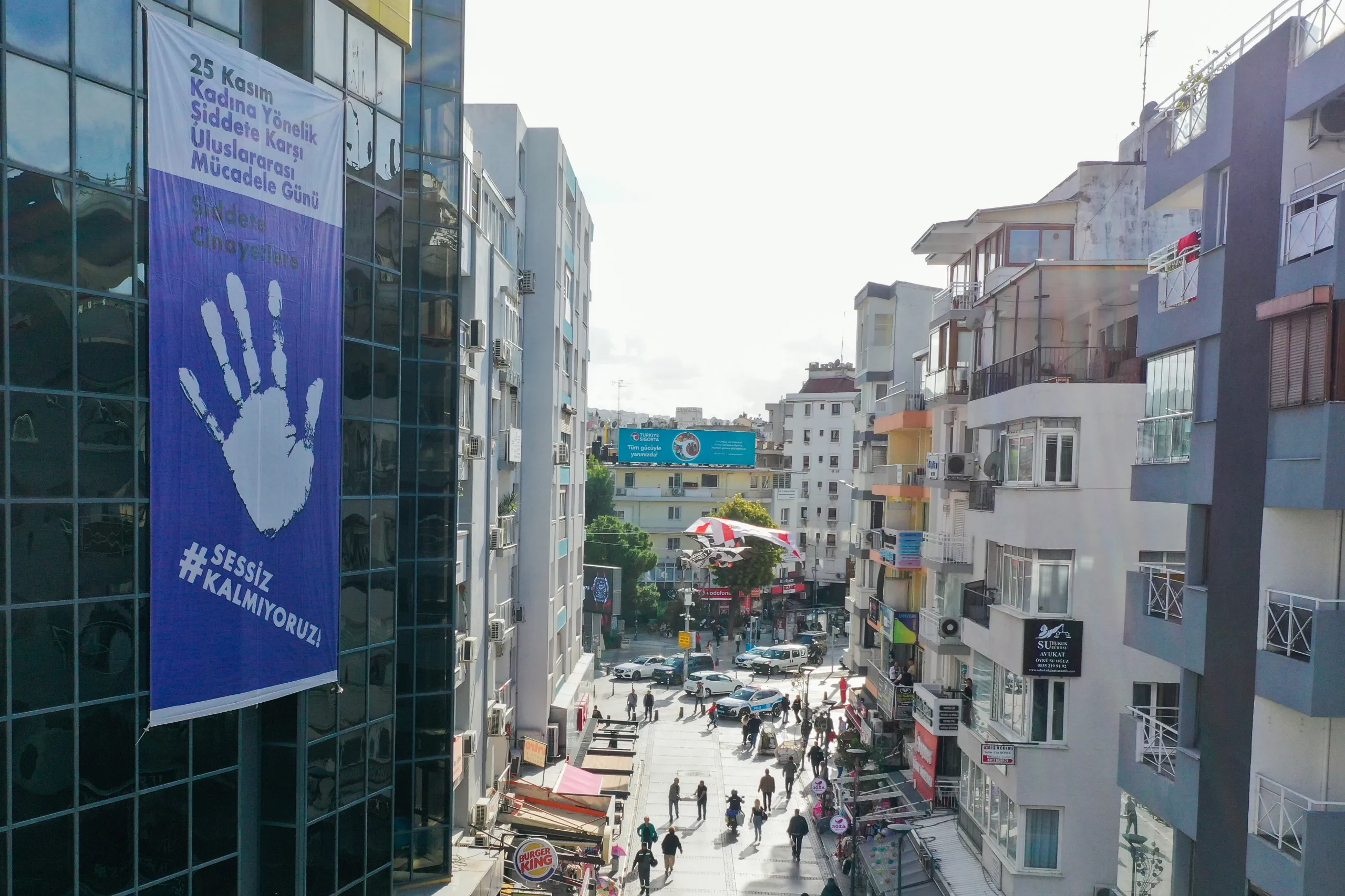 Konak Belediyesi, 25 Kasım Kadına Yönelik Şiddet Günü’nde, Kıbrıs Şehitleri Caddesi'nde dev afiş asarak, mor ışıklarla şiddete karşı farkındalık oluşturacak ve önemli bir etkinlik düzenleyecek.