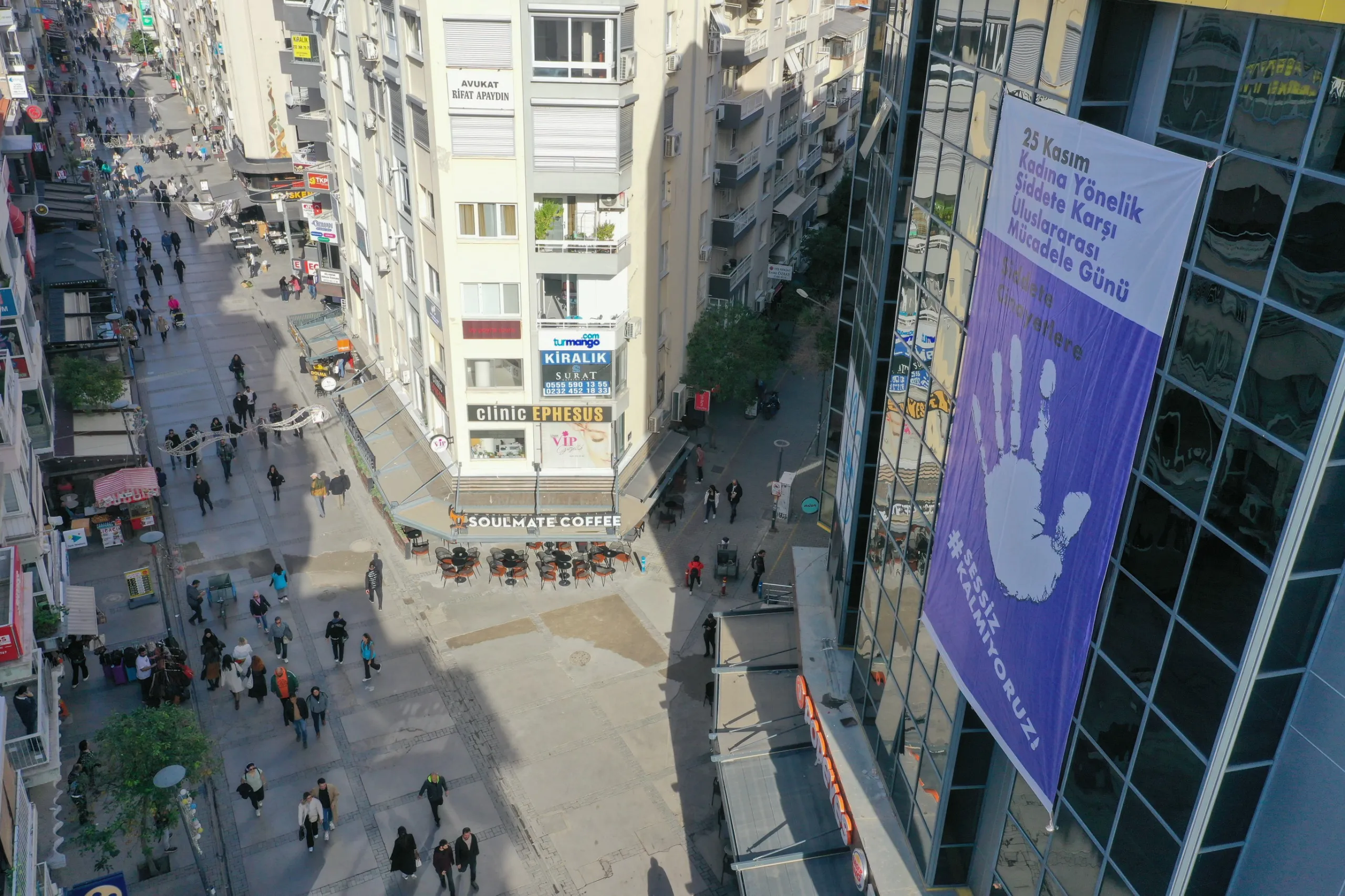 Konak Belediyesi, 25 Kasım Kadına Yönelik Şiddet Günü’nde, Kıbrıs Şehitleri Caddesi'nde dev afiş asarak, mor ışıklarla şiddete karşı farkındalık oluşturacak ve önemli bir etkinlik düzenleyecek.