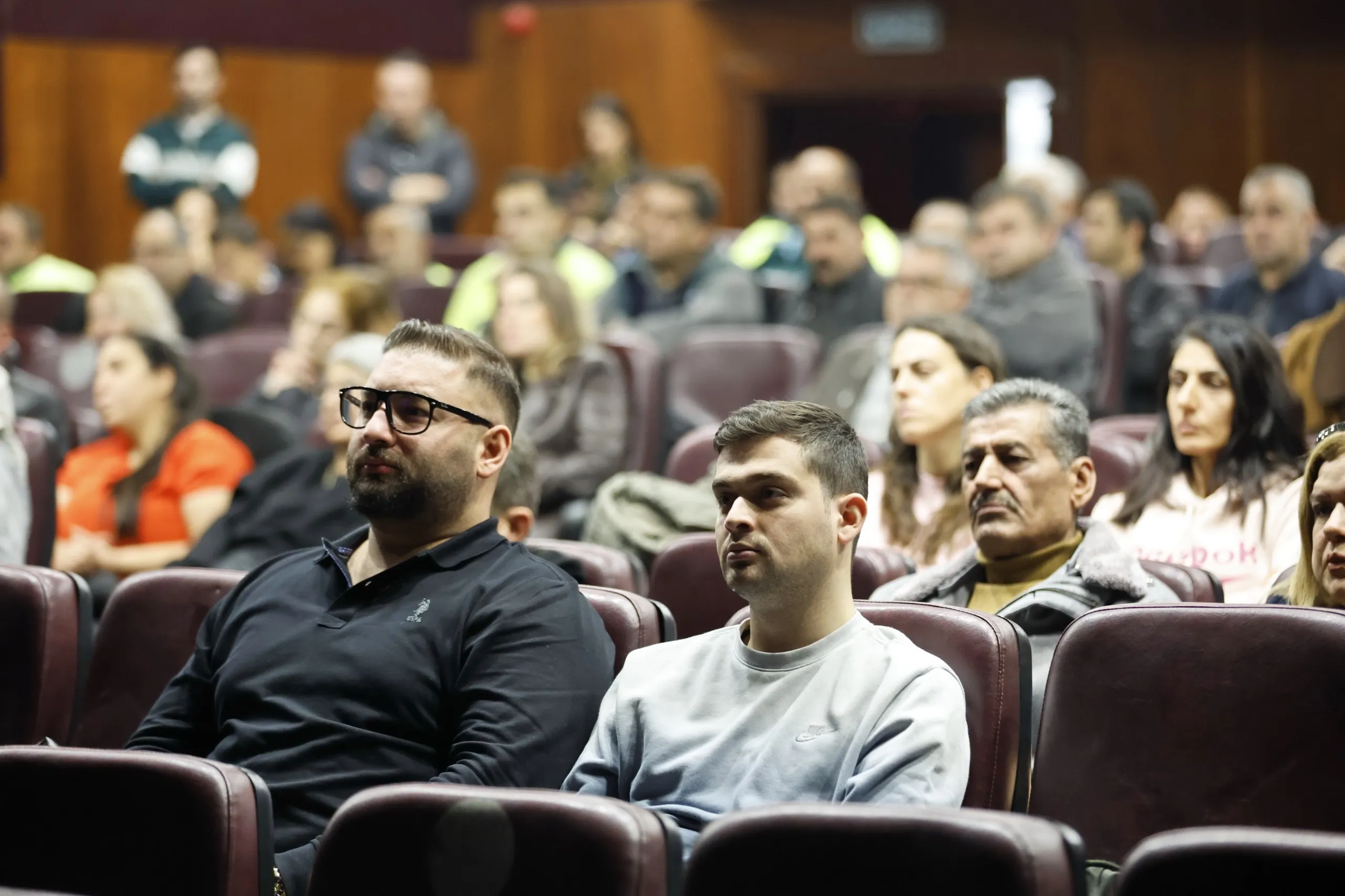 Konak Belediyesi ve İlçe Emniyet Müdürlüğü, madde bağımlılığına karşı "En İyi Narkotik Polisi; Anne" semineri düzenledi. Eğitimle bağımlılıkla mücadele için önemli adımlar atıldı.