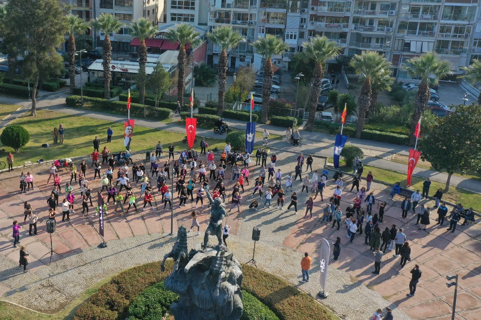 Konak Belediyesi, kadınlara açık havada zumba dansı etkinliği düzenledi. Başkan Nilüfer Çınarlı Mutlu, etkinliğe katılarak kadınlarla birlikte dans etti ve etkinliğin ilçede devam edeceğini açıkladı.