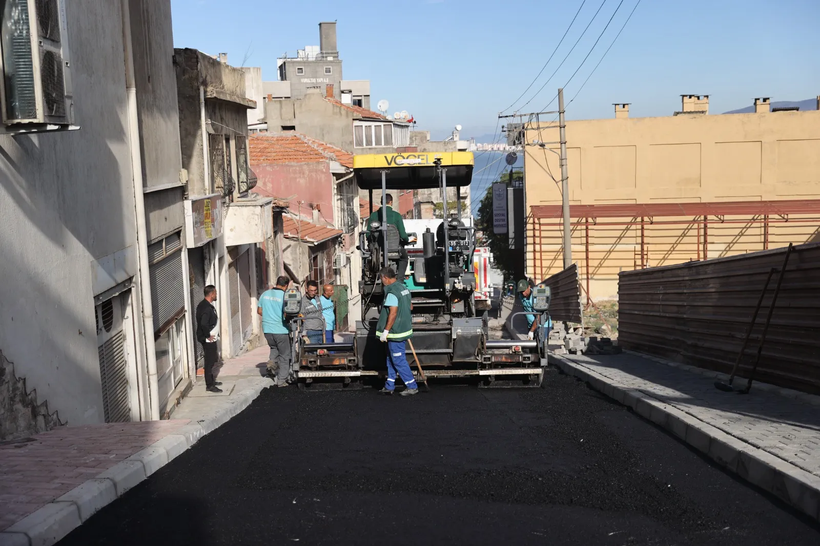 Konak Belediyesi, 7 ayda 2 bin 37 sokakta asfalt yama ve kaldırım yenileme yaptı. Başkan Mutlu, vatandaş talepleri doğrultusunda çalışmaları hızla tamamlayarak sokakları modernize ediyor.