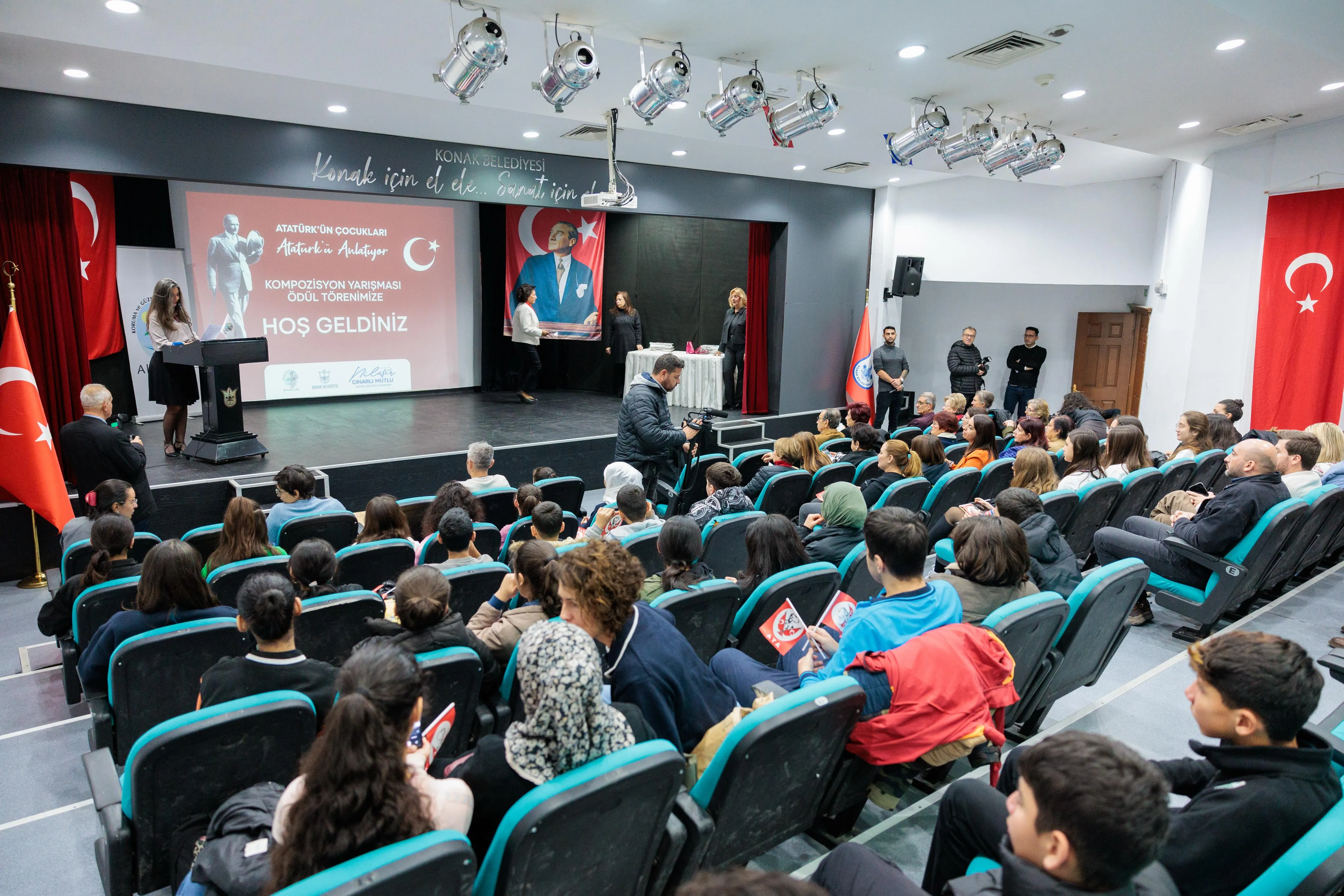 Konak'ta düzenlenen kompozisyon yarışmasında, minik eller büyük bir lideri anlattı. Öğrencilerin yazdığı etkileyici kompozisyonlar, Atatürk'e olan sevgi ve saygılarını gözler önüne serdi.