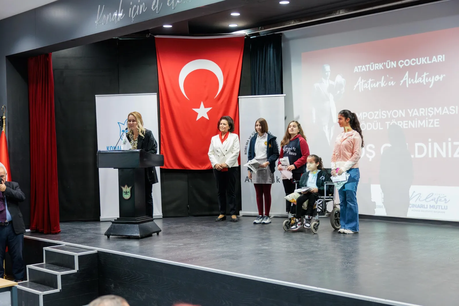 Konak'ta düzenlenen kompozisyon yarışmasında, minik eller büyük bir lideri anlattı. Öğrencilerin yazdığı etkileyici kompozisyonlar, Atatürk'e olan sevgi ve saygılarını gözler önüne serdi.