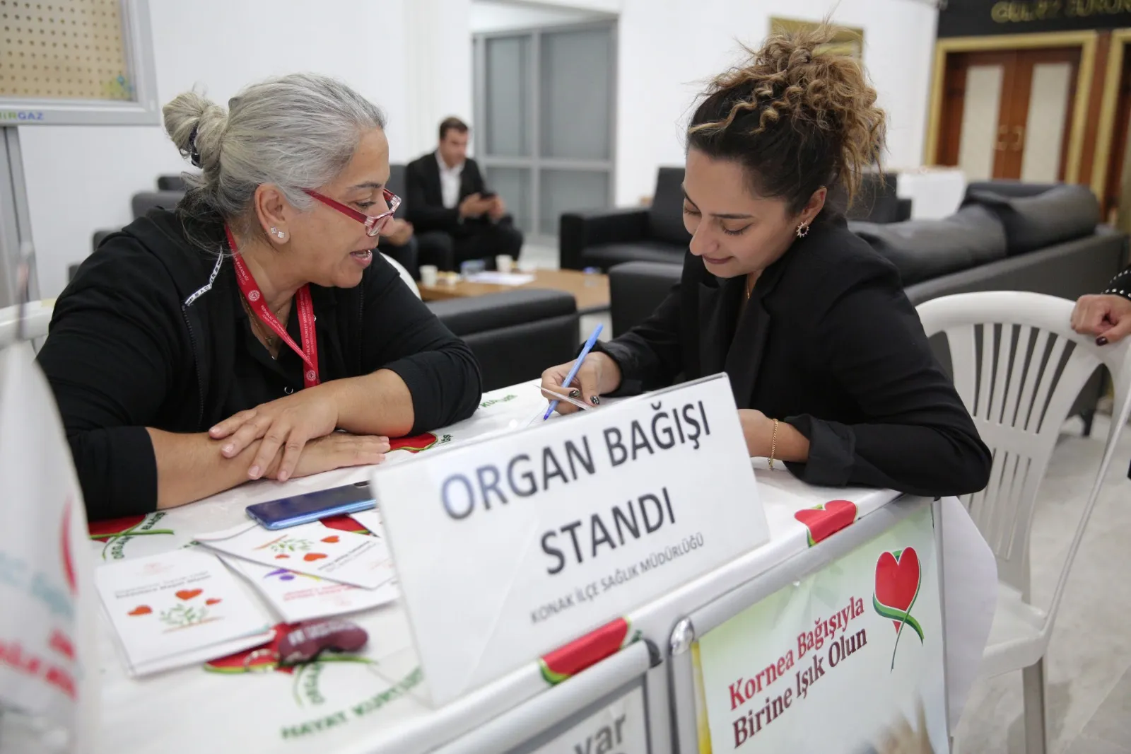 Konak, Organ Bağışı Haftası kapsamında vatandaşları organ bağışına davet etti. Başkan Mutlu, organ bağışının en anlamlı bağış olduğunu belirterek, hayata tutunmak isteyen hastalara umut oldu.