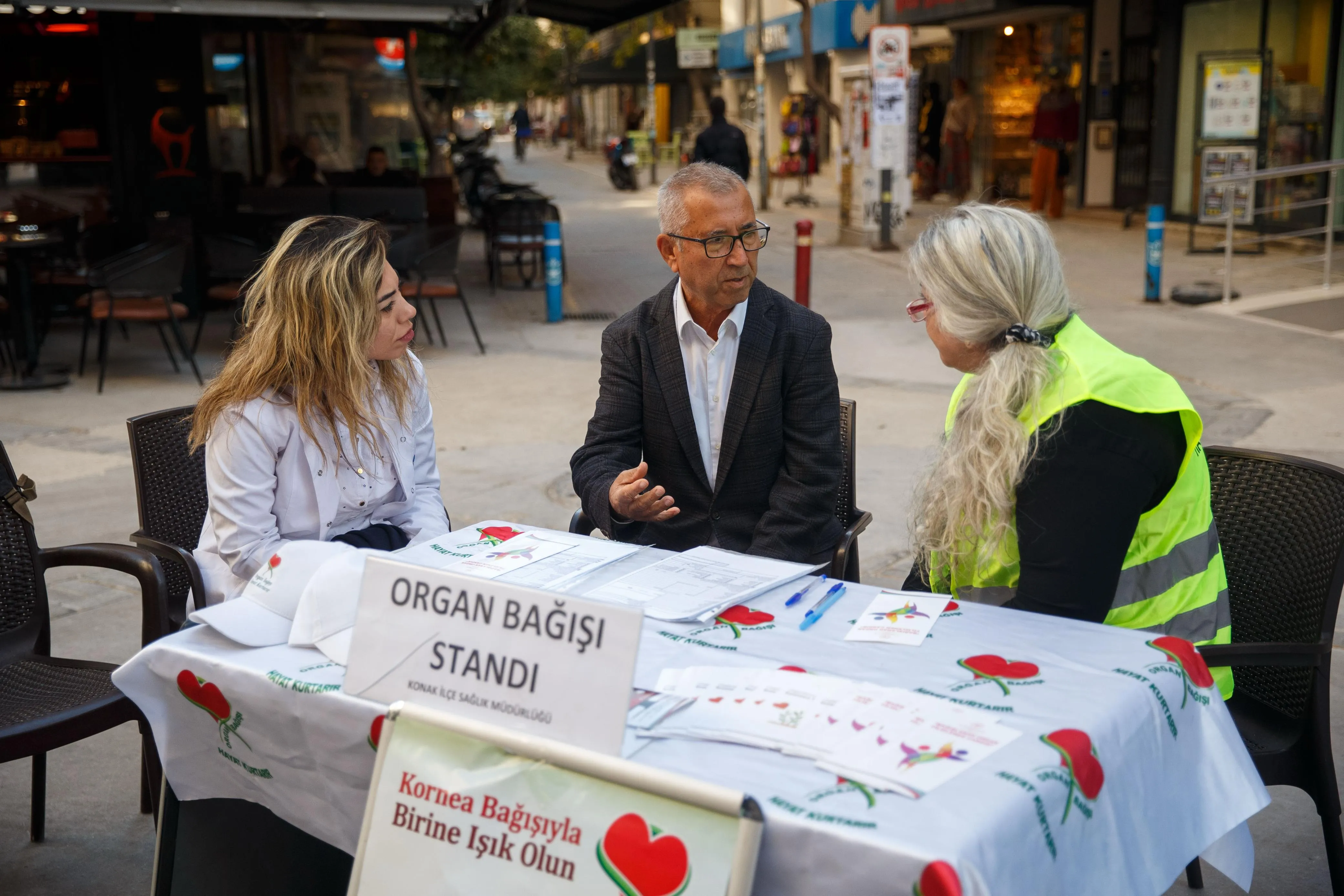 Konak, Organ Bağışı Haftası kapsamında vatandaşları organ bağışına davet etti. Başkan Mutlu, organ bağışının en anlamlı bağış olduğunu belirterek, hayata tutunmak isteyen hastalara umut oldu.