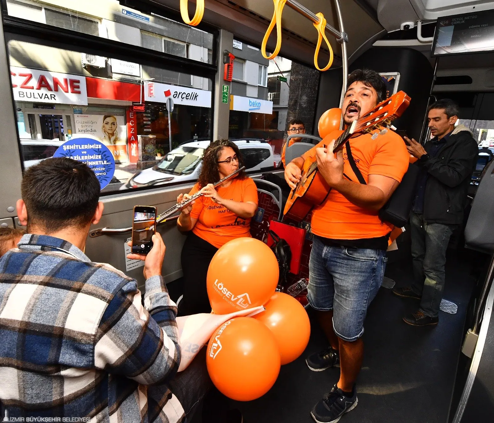 İzmir Büyükşehir Belediyesi, Lösemili Çocuklar Haftası’nda LÖSEV’e destek vererek özel giydirilen otobüsle çocuklara ve ailelerine şarkılar eşliğinde unutulmaz bir gün yaşattı.