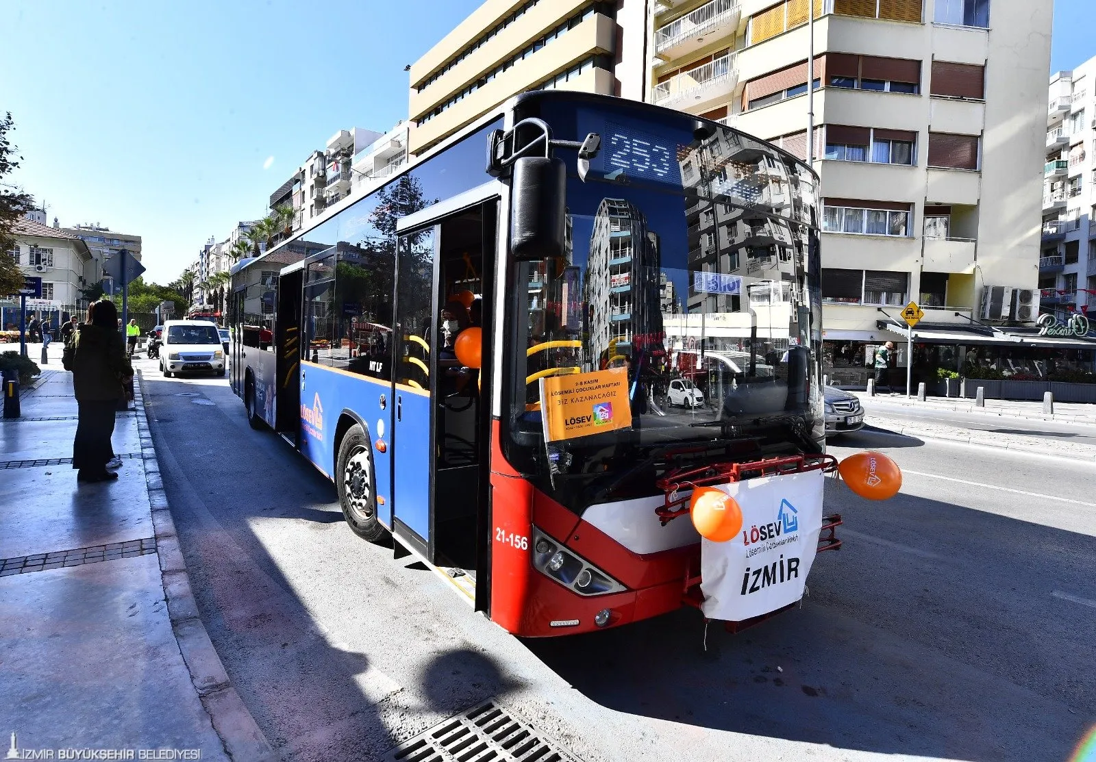 İzmir Büyükşehir Belediyesi, Lösemili Çocuklar Haftası’nda LÖSEV’e destek vererek özel giydirilen otobüsle çocuklara ve ailelerine şarkılar eşliğinde unutulmaz bir gün yaşattı.