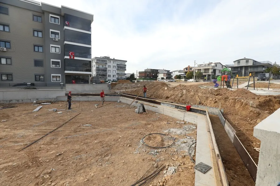 Menderes Belediye Başkanı İlkay Çiçek, projeleri yerinde takip ederek alt yapı ve kilit parke çalışmaları hakkında bilgi aldı. "Makamlarda değil, sahalarda olacağız" dedi.