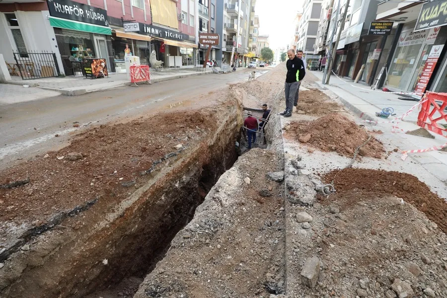 Menderes Belediye Başkanı İlkay Çiçek, projeleri yerinde takip ederek alt yapı ve kilit parke çalışmaları hakkında bilgi aldı. "Makamlarda değil, sahalarda olacağız" dedi.