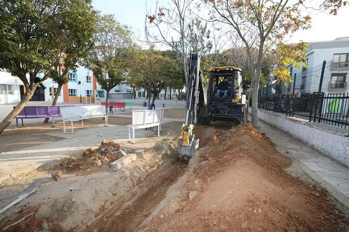 Menderes Belediyesi, ilçedeki okulları daha yaşanabilir hale getirmek için önemli bir adım attı. 