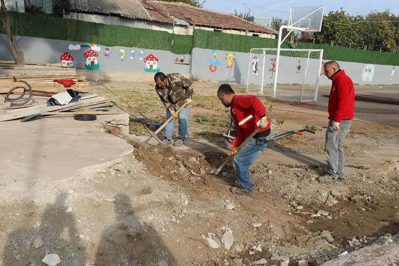 Menderes Belediyesi, ilçedeki okulları daha yaşanabilir hale getirmek için önemli bir adım attı. 