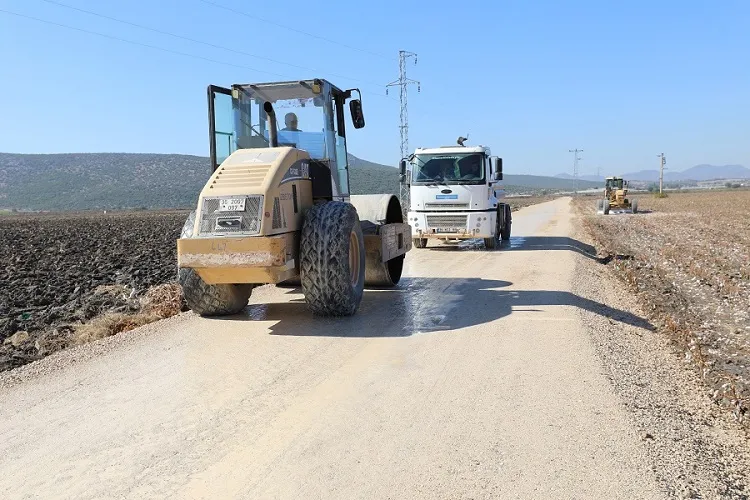 Menderes Belediyesi, İzmir Büyükşehir Belediyesi desteğiyle üretim yollarını yeniliyor. 22.000 metretül yol tamamlandı, çalışmalar diğer mahallelerde de sürecek. Başkan Çiçek, üreticilere müjde verdi.