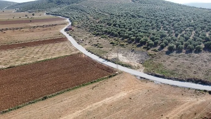 Menderes Belediyesi, İzmir Büyükşehir Belediyesi desteğiyle üretim yollarını yeniliyor. 22.000 metretül yol tamamlandı, çalışmalar diğer mahallelerde de sürecek. Başkan Çiçek, üreticilere müjde verdi.