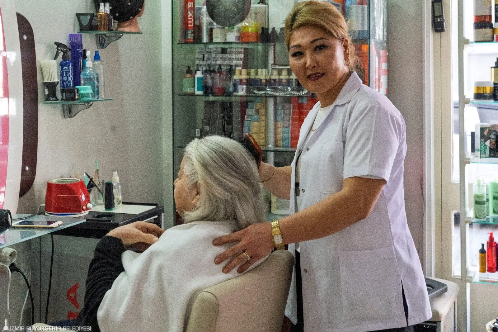 İzmir Büyükşehir Belediyesi Meslek Fabrikası'ndan eğitim alan Kırgızistanlı Umut Kadyrbekova, kendi kuaför salonunu açarak ekonomik özgürlüğüne kavuştu.