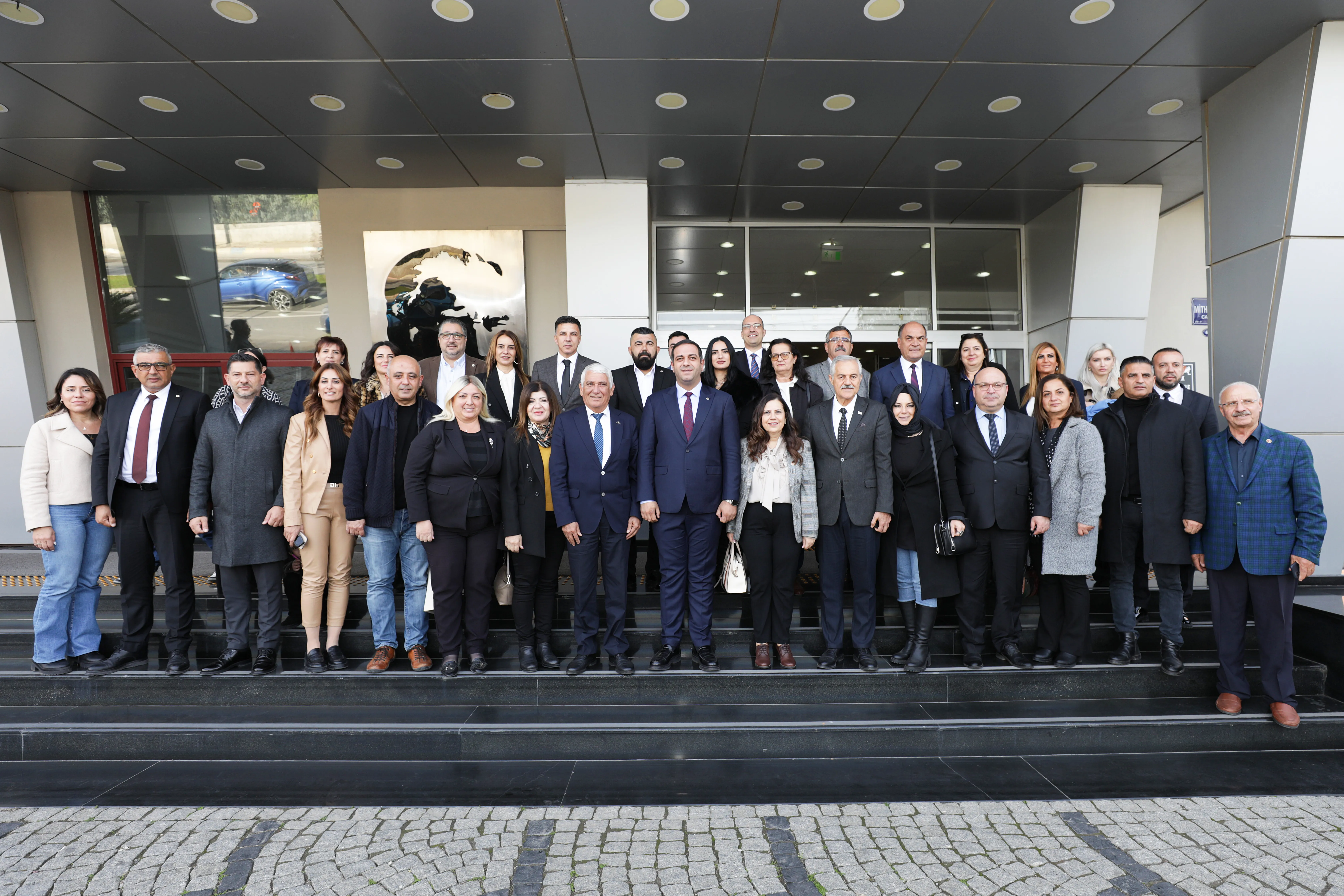 KKTC İzmir Başkonsolosu Volkan İnanıroğlu, Kıbrıs Türk Belediyeler Birliği ve Güzelyurt Belediye Başkanı Özçınar ile Kıbrıslı Türk Belediye Başkanları, Narlıdere Belediye Başkanı Uzun'u ziyaret etti.